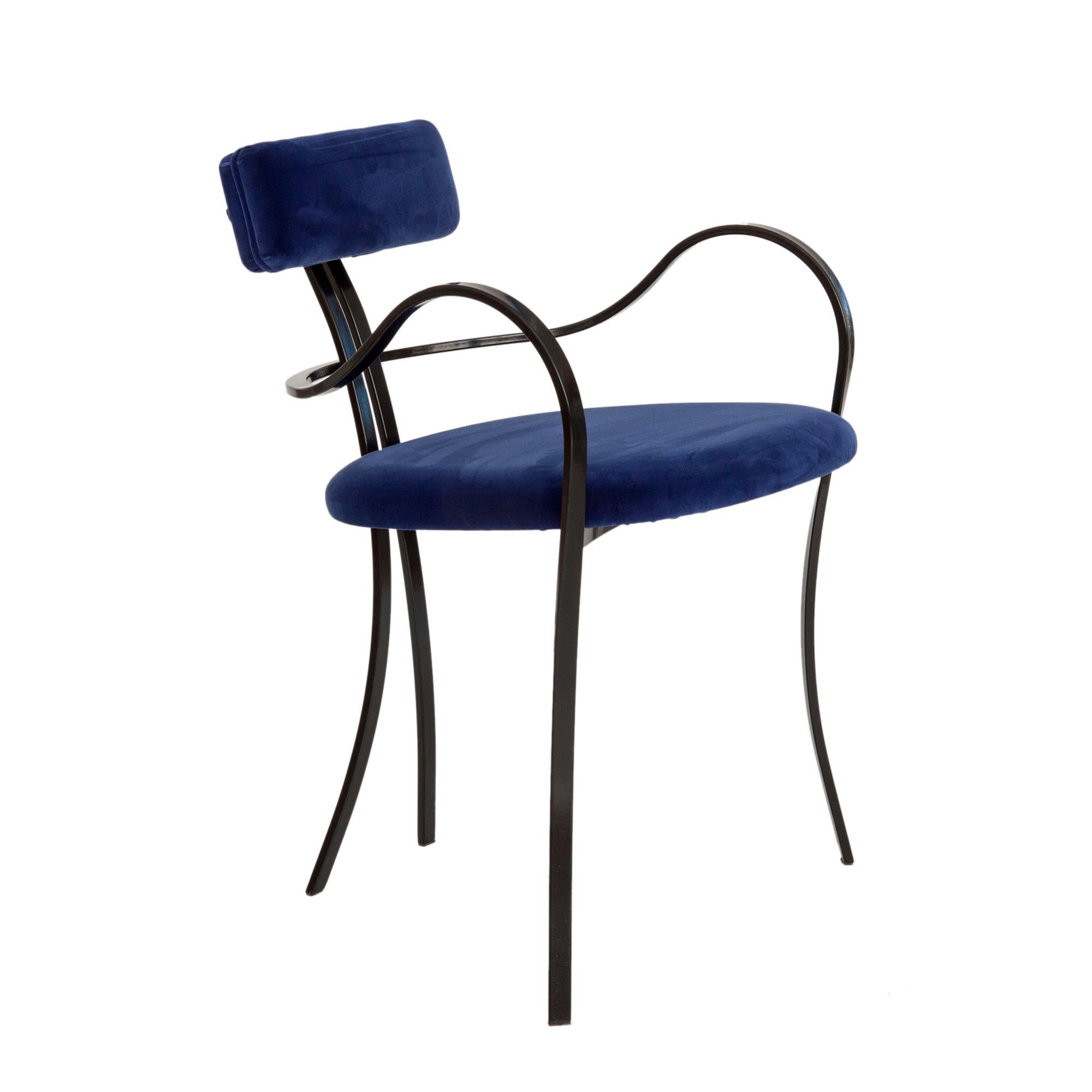 The 'Violet' chair features a Minimalist design and is well conceived in its essentiality. The frame is made of metal and the upholstery is in velvet. The metal frame is curvy both in the legs that support the seat and the armrests. The result, with