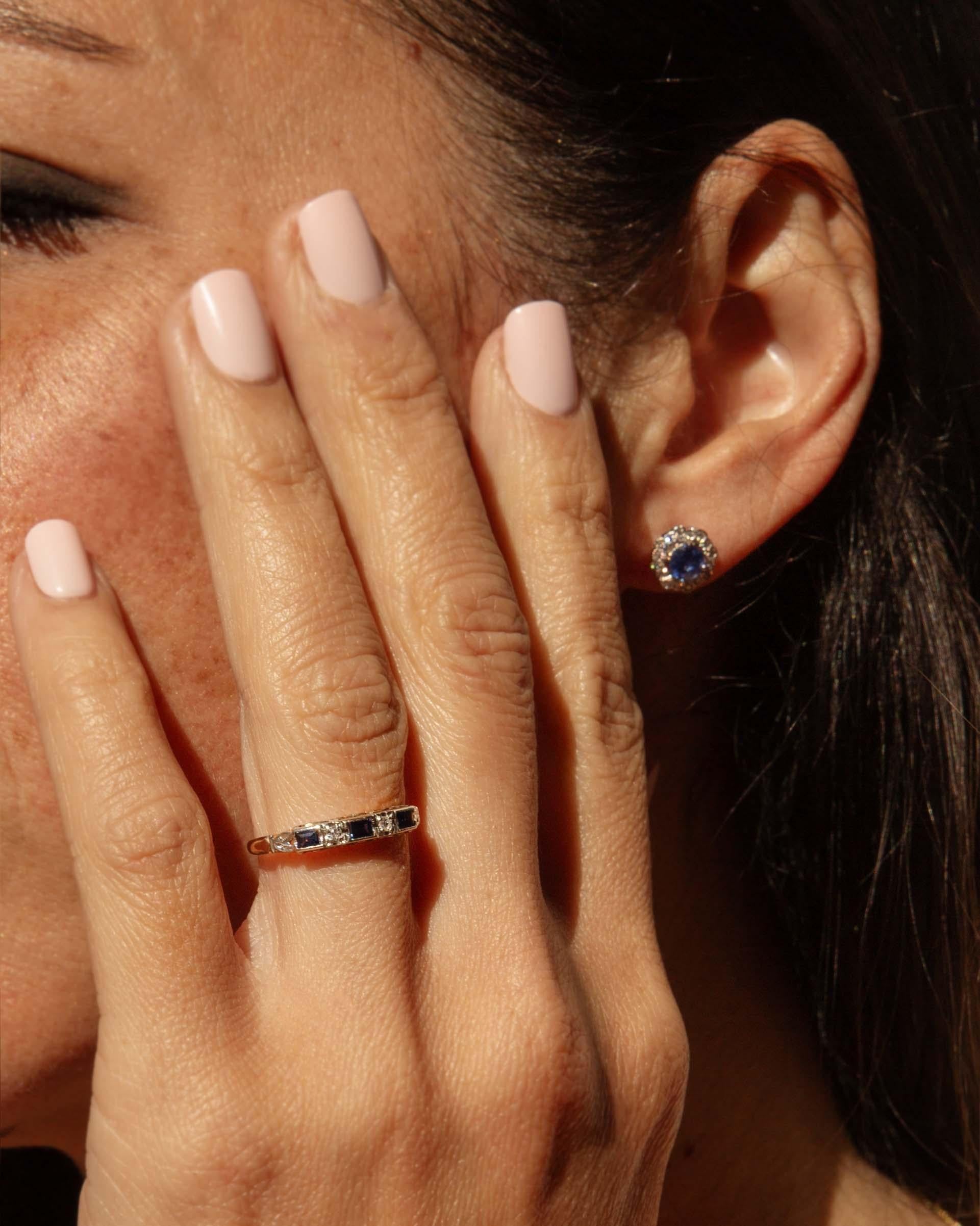 Realizzati in oro bianco 18 carati, i nostri versatili orecchini Brighid presentano due splendidi zaffiri, simbolo di saggezza e lealtà, incorniciati da aureole di diamanti staccabili. Indossali con o senza aureola per un look senza tempo o
