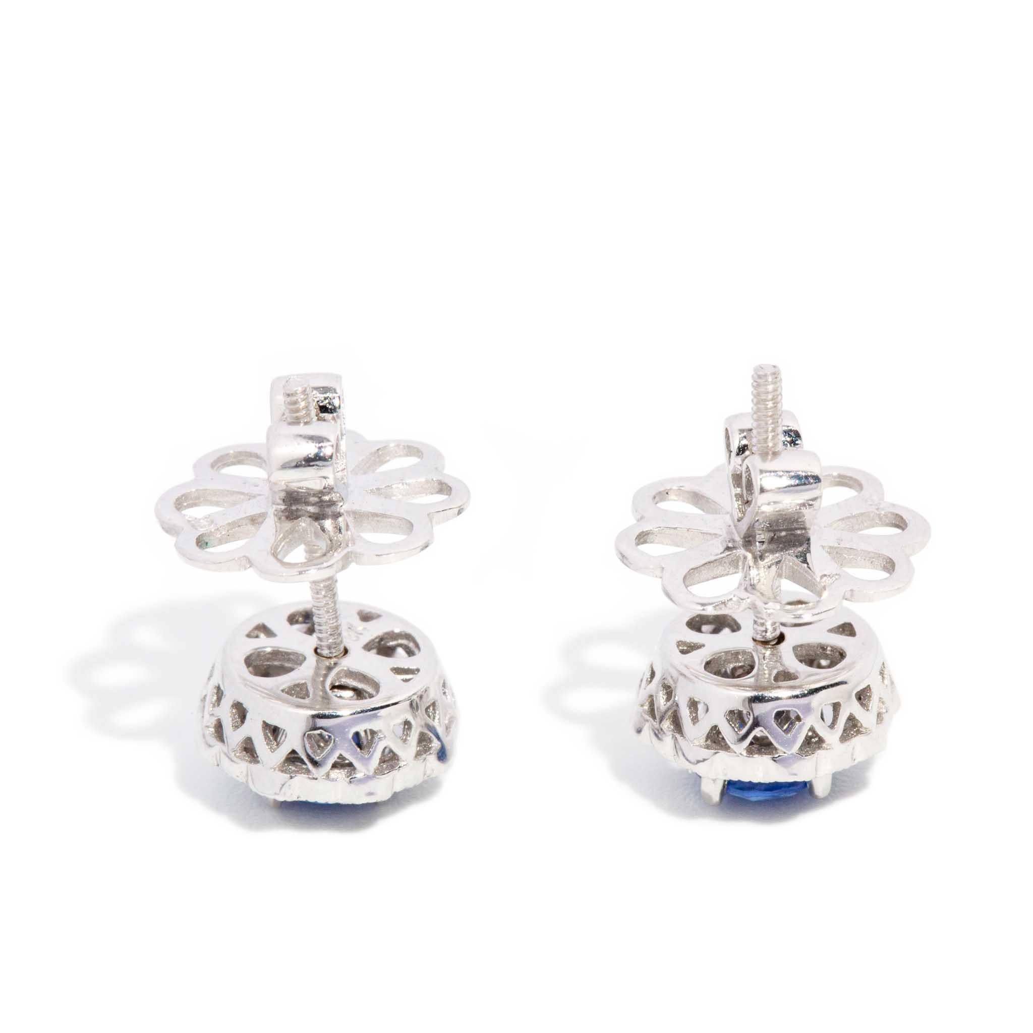 Orecchini contemporanei con zaffiri blu e diamanti in oro bianco 18 carati in vendita 1