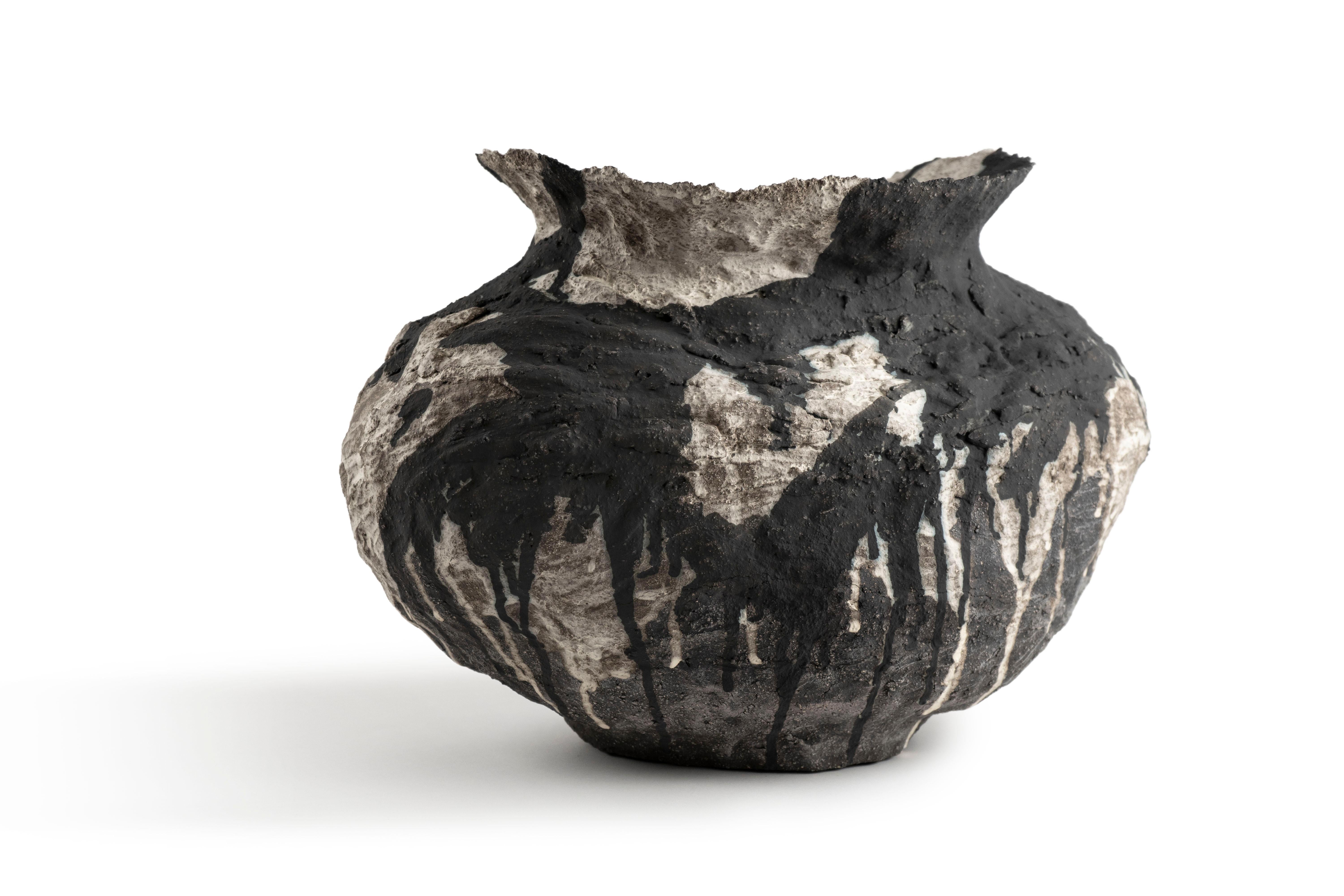 Contemporary Vocanic Clay V-1256 Gefäß der Serie Gongkai (Handgefertigt) im Angebot