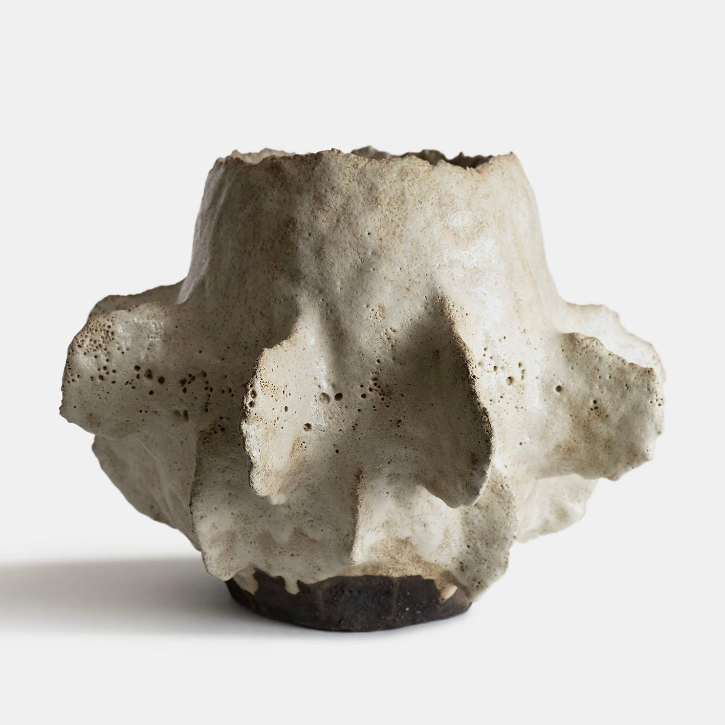 Belga Vaso contemporaneo in argilla vocanica V-1362 Serie KUWABATA in vendita
