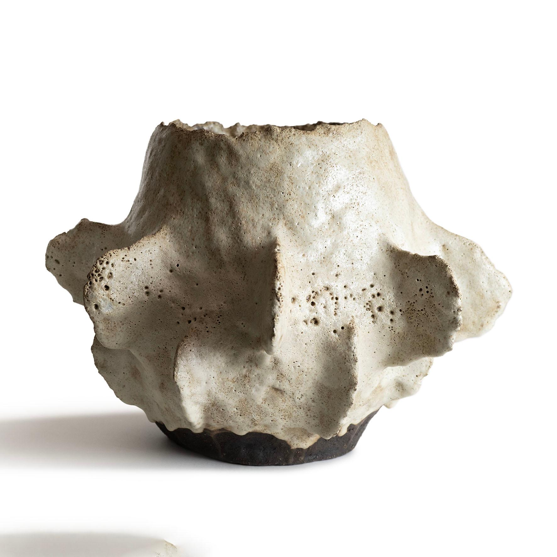 Fatto a mano Vaso contemporaneo in argilla vocanica V-1362 Serie KUWABATA in vendita