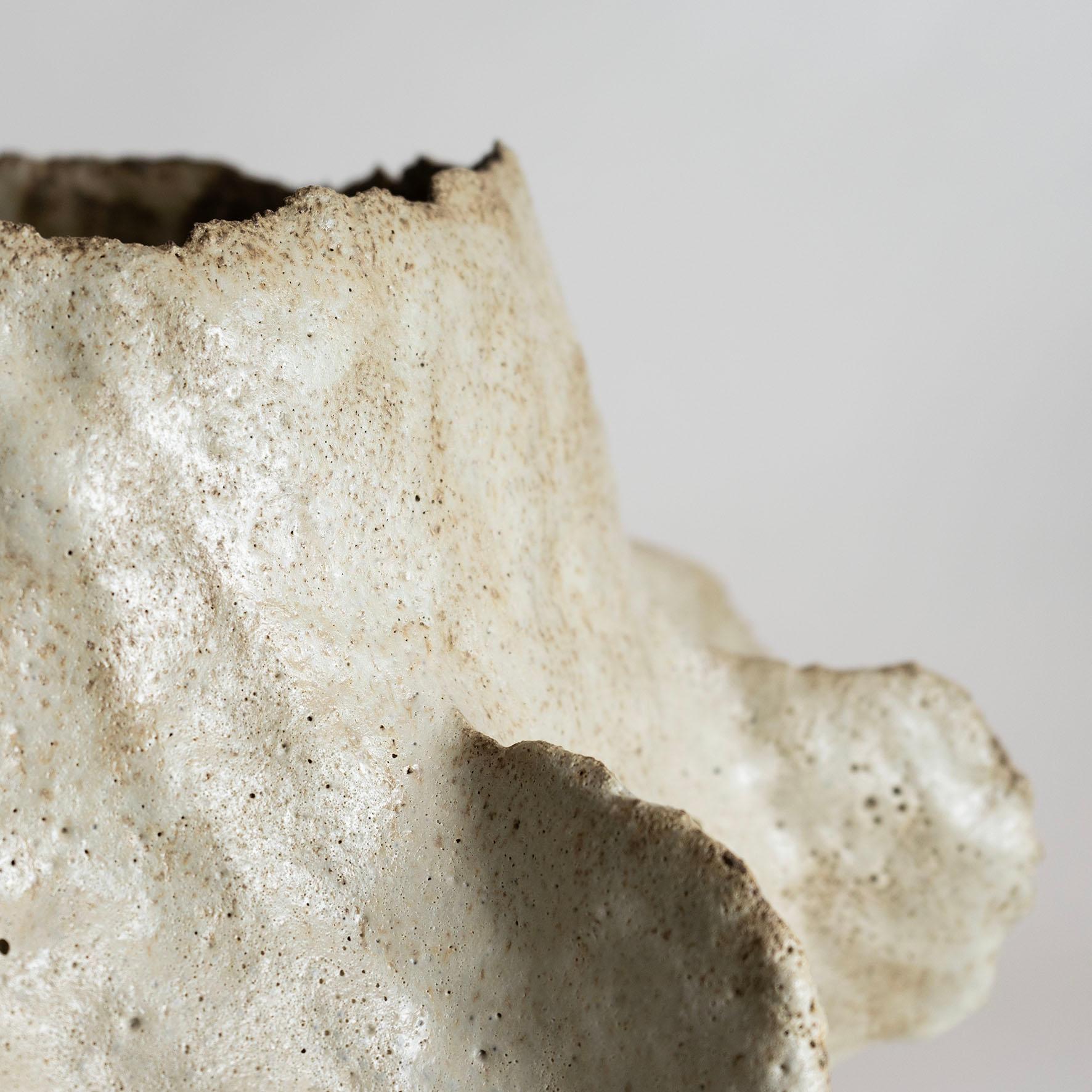 XXI secolo e contemporaneo Vaso contemporaneo in argilla vocanica V-1362 Serie KUWABATA in vendita