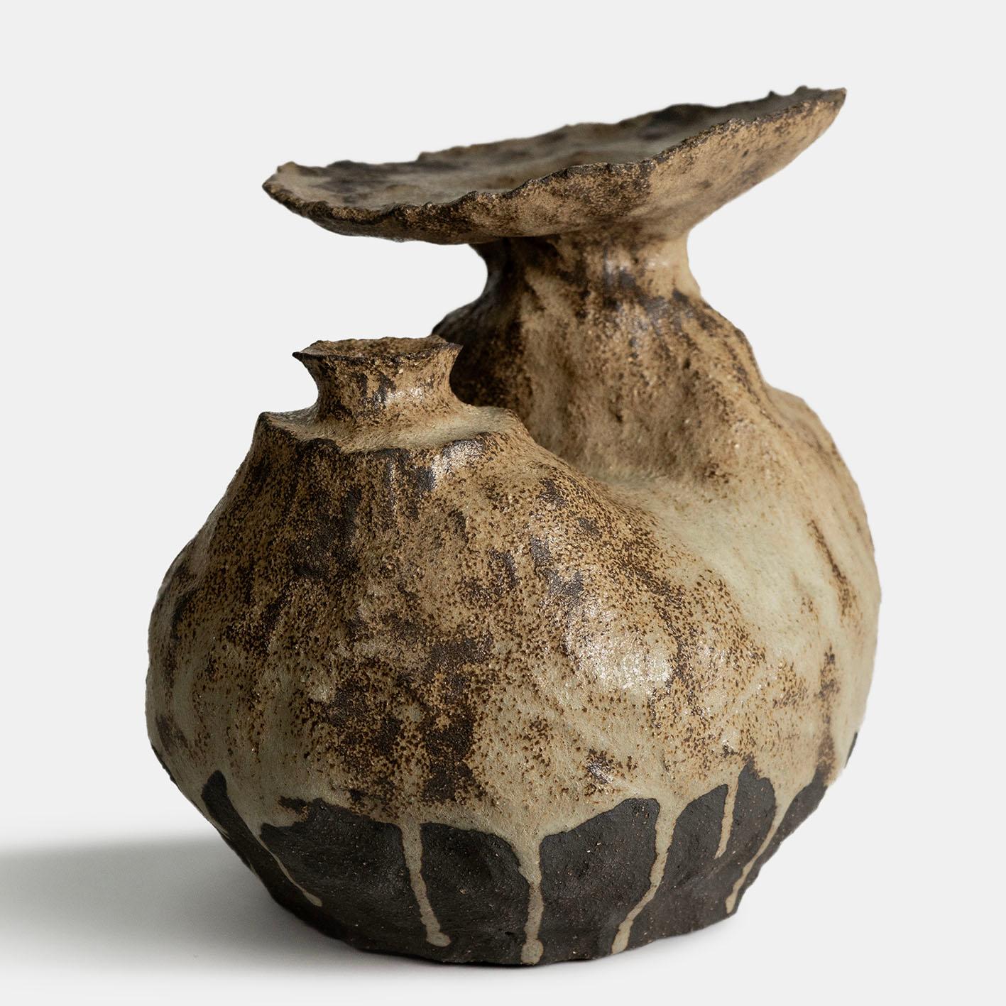 Belga Vaso contemporaneo in argilla Vocanic V-1373 Serie Berbère in vendita