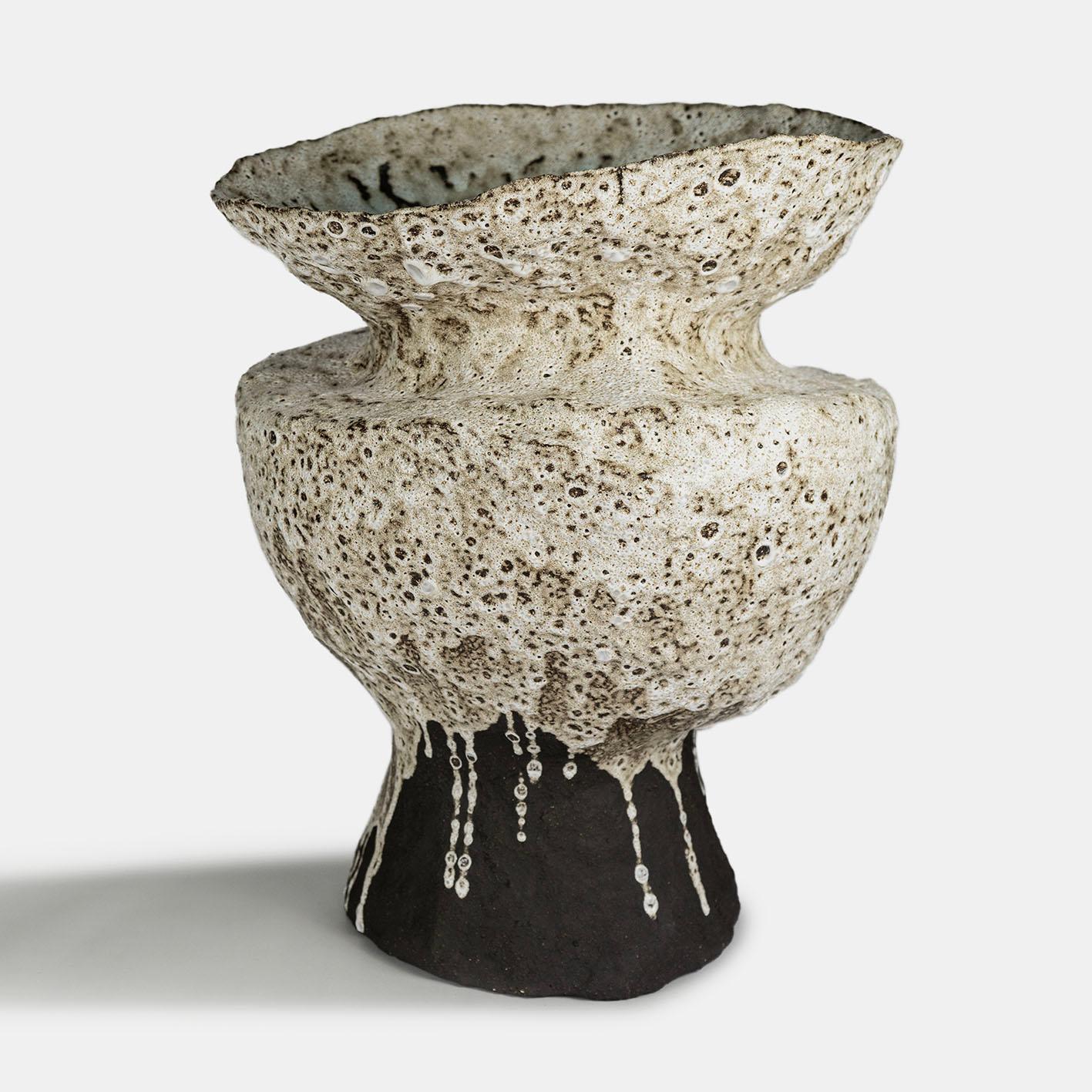 Belga Vaso contemporaneo in argilla Vocanic V-1400 Serie Berbère in vendita