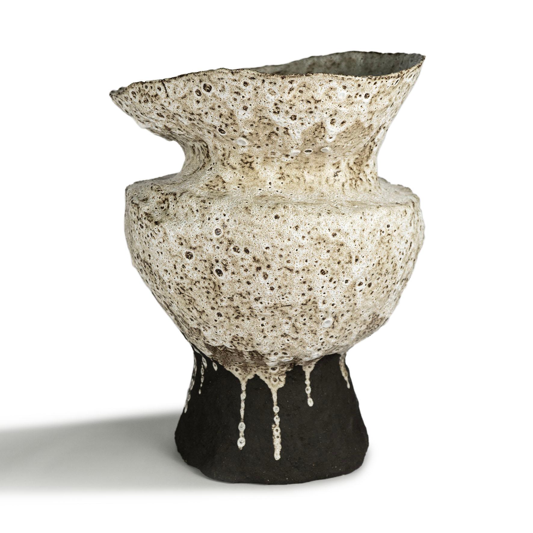 Fatto a mano Vaso contemporaneo in argilla Vocanic V-1400 Serie Berbère in vendita