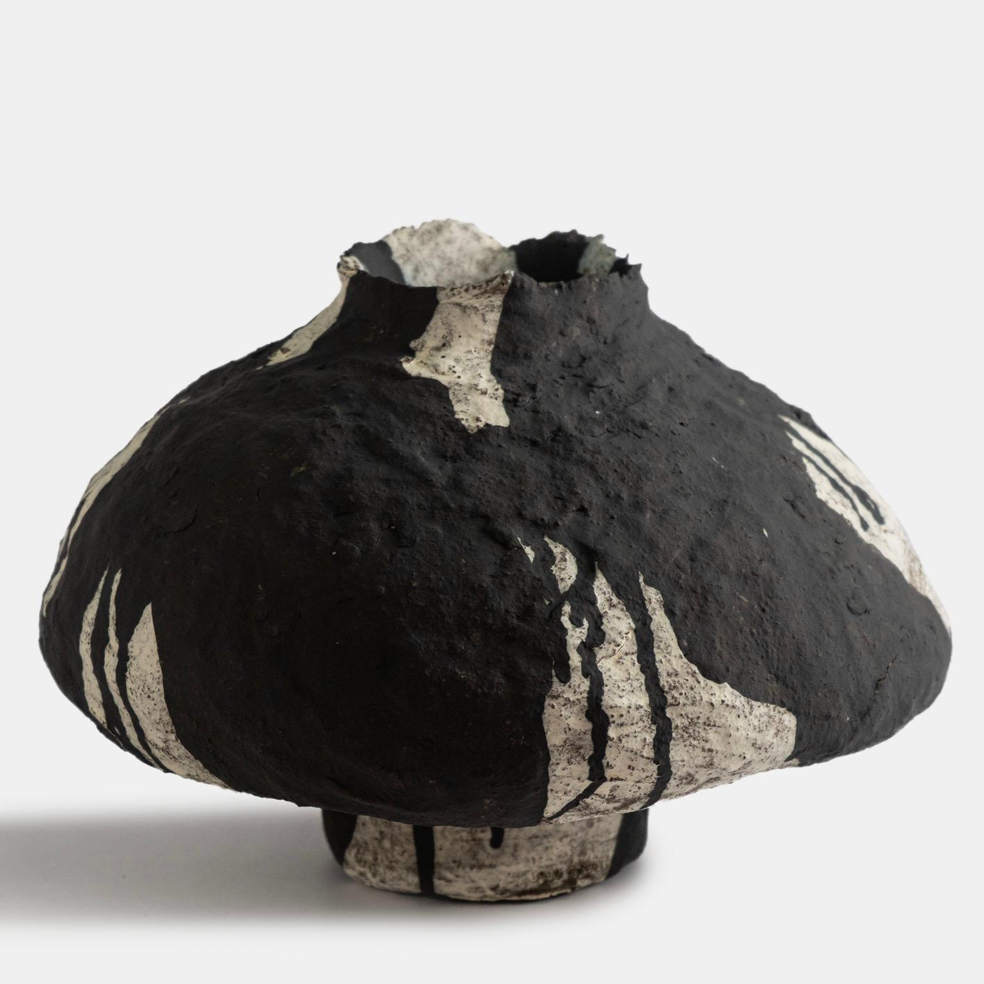 Contemporary Vocanic Clay V-1416 Gongkai Series Gefäß (Belgisch) im Angebot