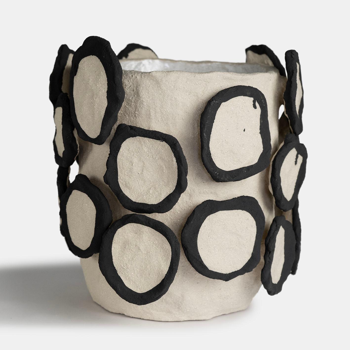 Belga Vaso contemporaneo in argilla vocanica V-1418 Serie BOBO in vendita