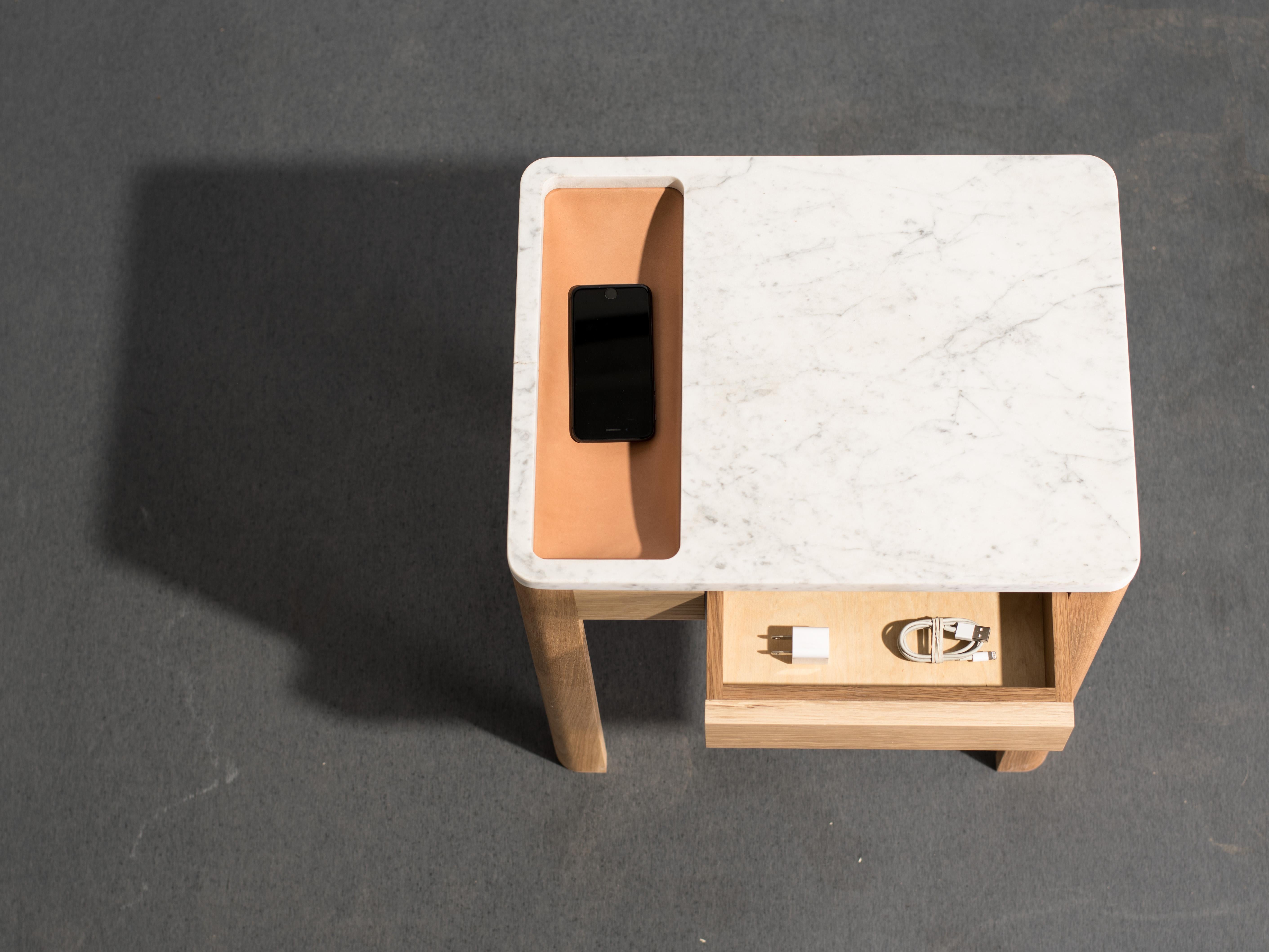 Contemporary Void Side Table in White Oak, Carrara Marble, and Leather by Harold (Minimalistisch) im Angebot