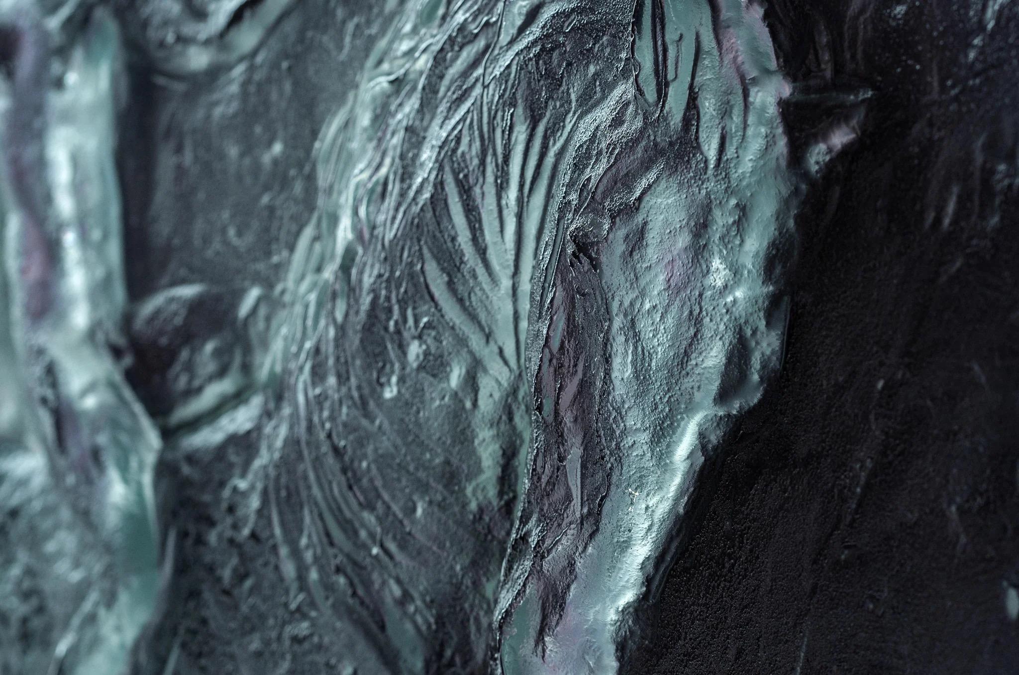 Verschönern Sie Ihren Raum mit der dynamischen Eleganz unseres Wanddekors für Pferde. Das aus hochwertigem Glas gefertigte Kunstwerk fängt die Kraft und Anmut des Pferdes in fließenden, skulpturalen Details ein. Die kunstvolle Verschmelzung von