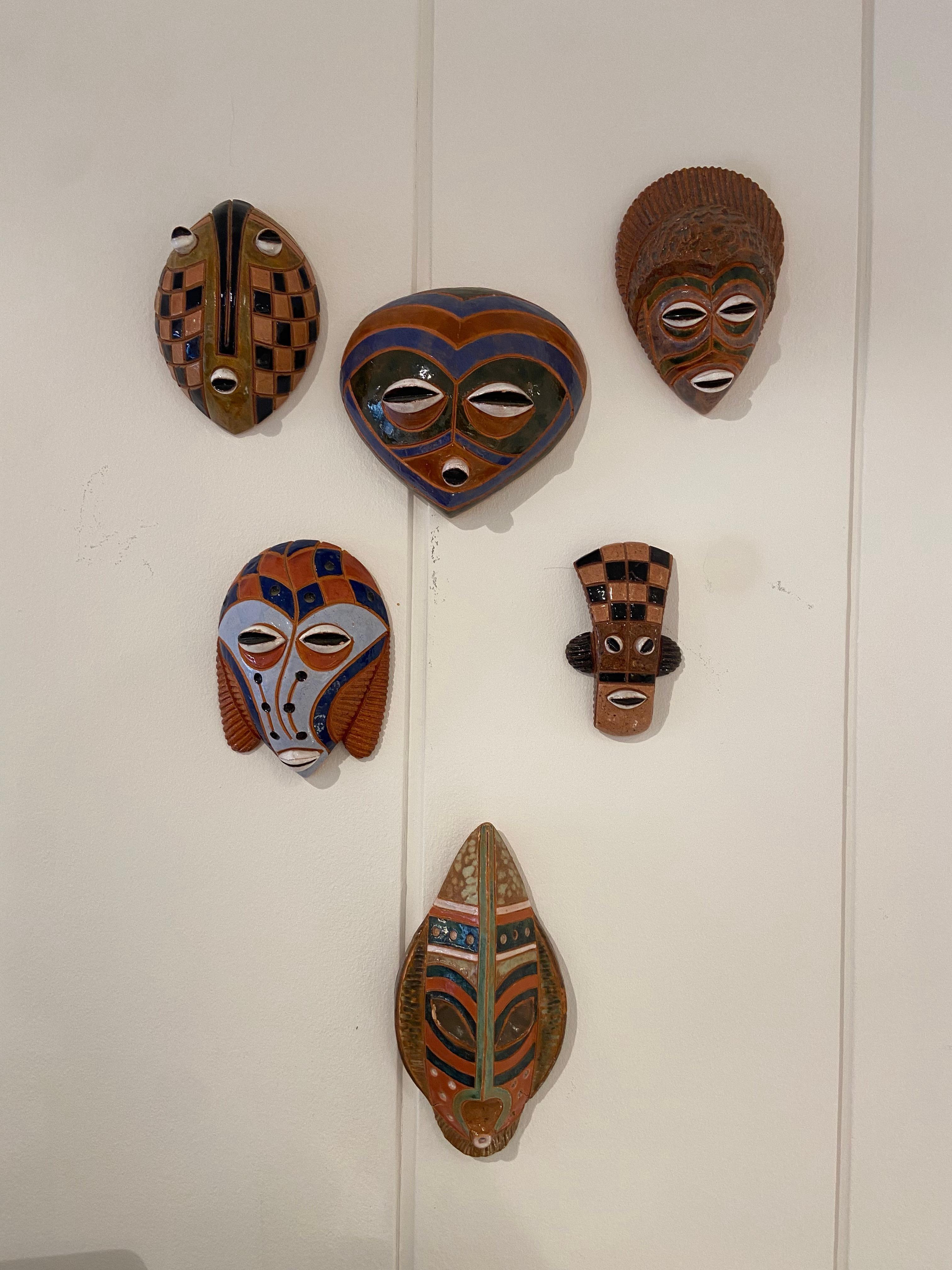 Wanddekoration Afrikanische Keramikmasken
Zeitgenössisch
Hergestellt von Lukia
Frankreich, 2002

Original perfekter Zustand

Unterzeichnet und datiert 2007
