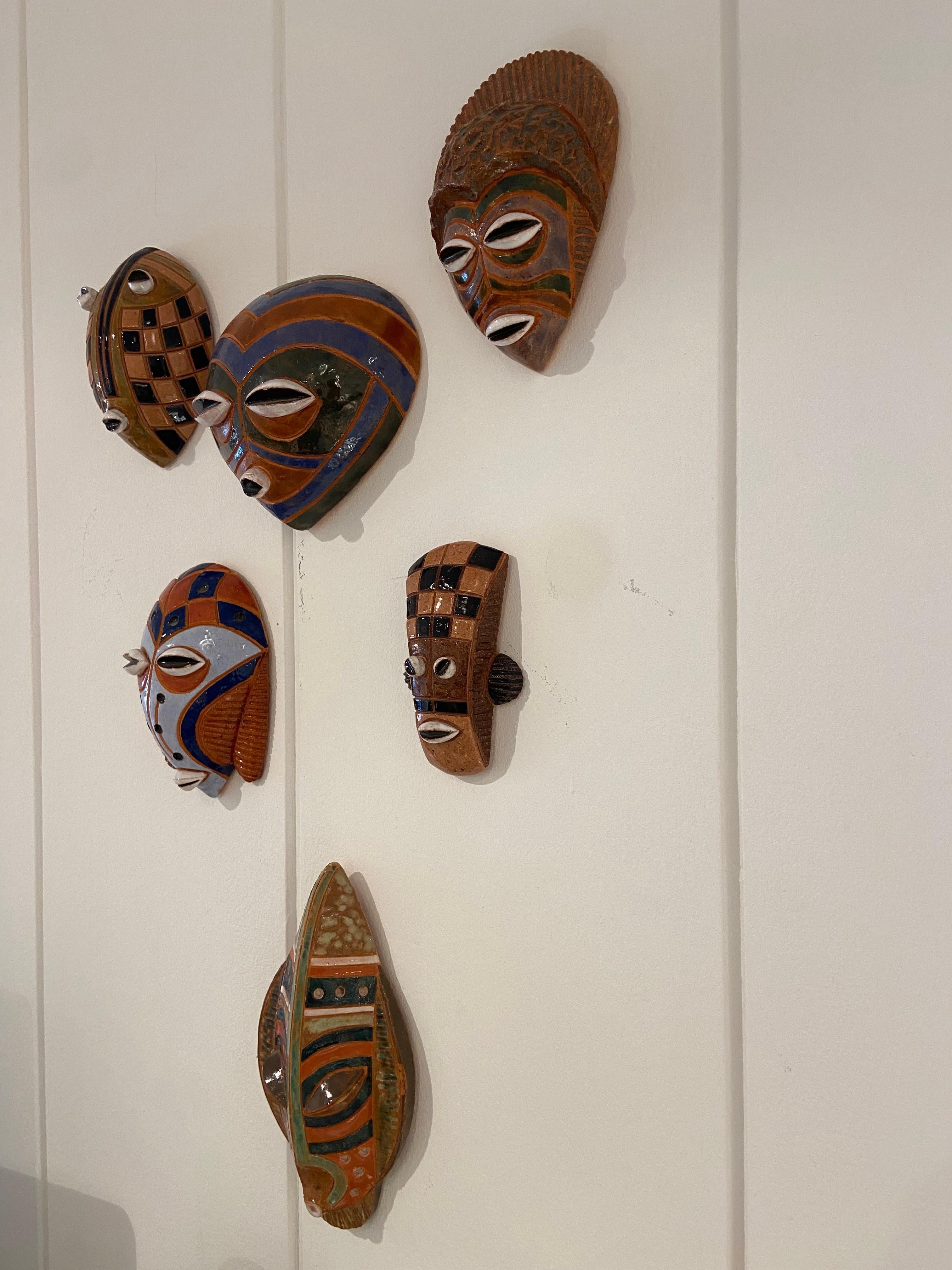 Zeitgenössischer Wandschmuck Afrikanische Keramikmasken von Lukia, 2002 (Moderne der Mitte des Jahrhunderts) im Angebot