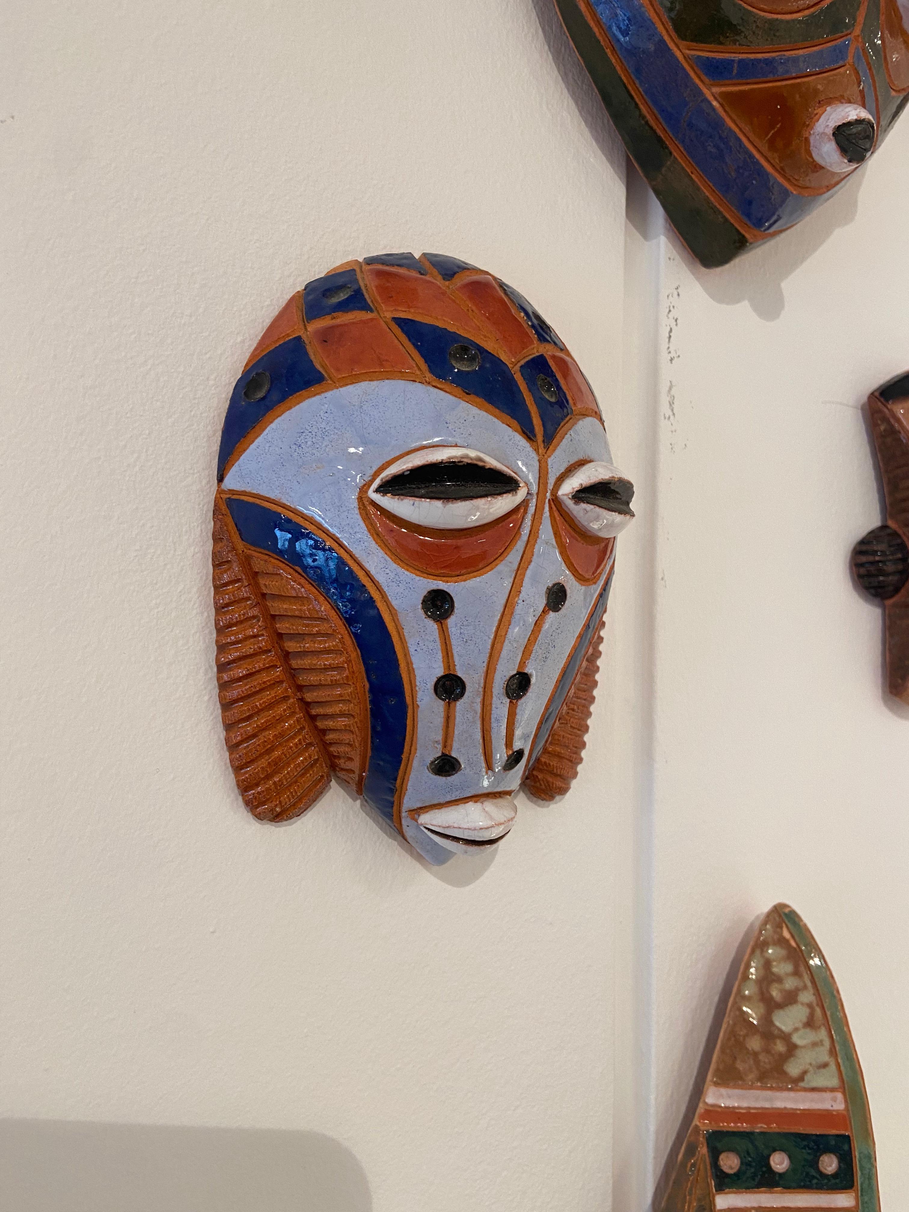 Zeitgenössischer Wandschmuck Afrikanische Keramikmasken von Lukia, 2002 (Französisch) im Angebot