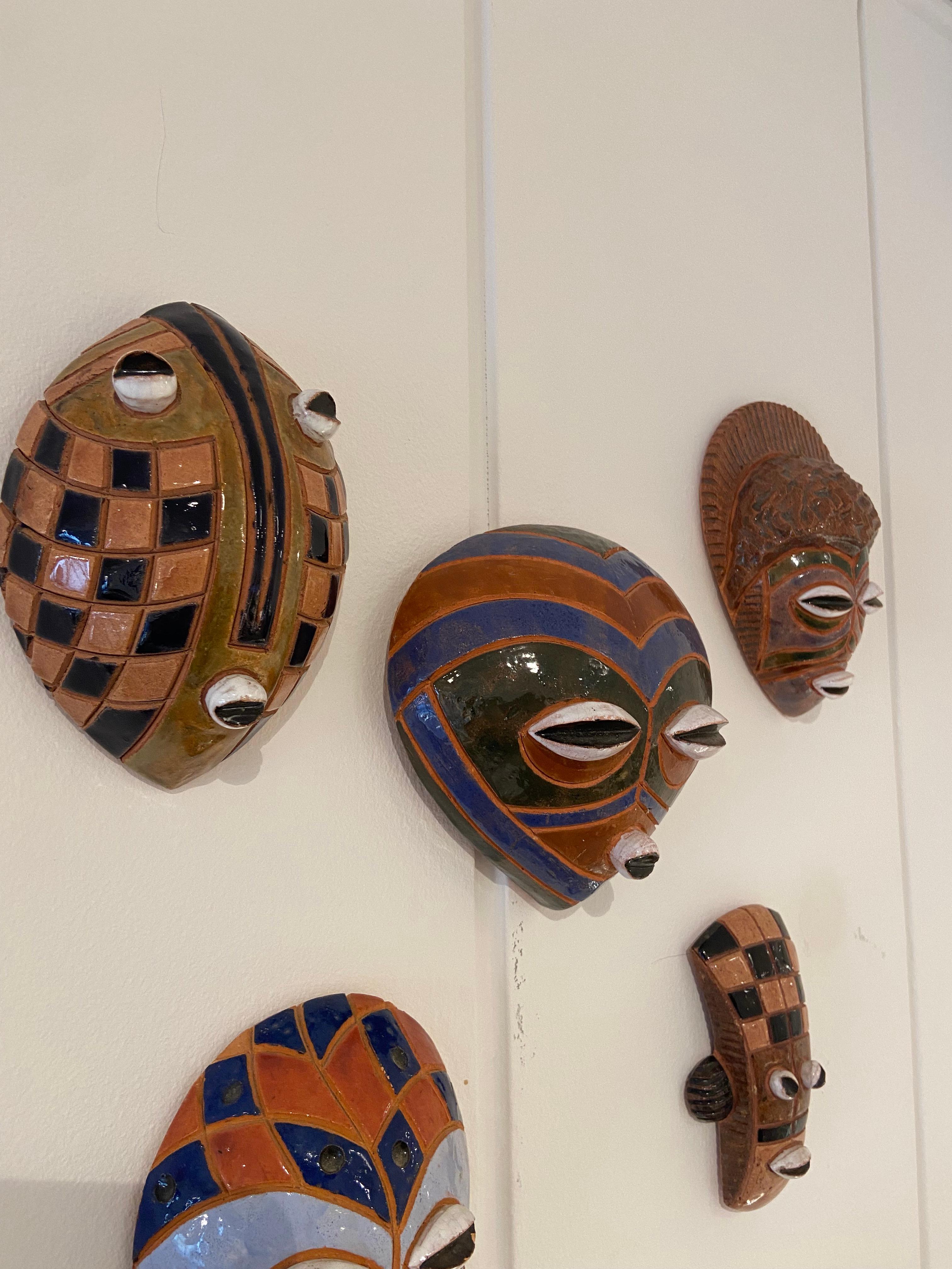 Zeitgenössischer Wandschmuck Afrikanische Keramikmasken von Lukia, 2002 im Zustand „Gut“ im Angebot in Saint-Ouen, FR