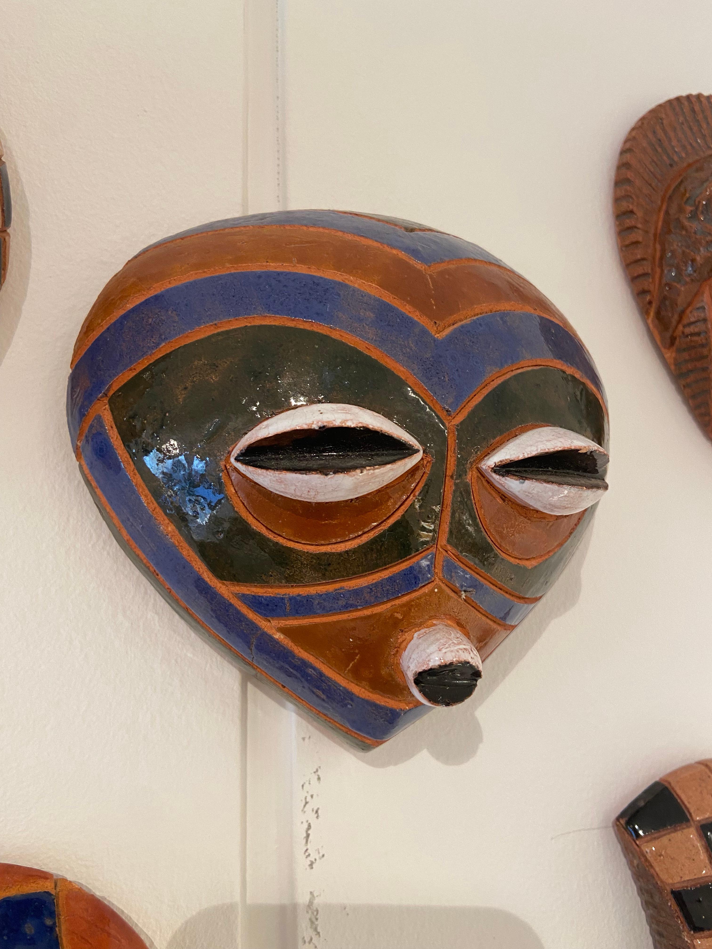 Zeitgenössischer Wandschmuck Afrikanische Keramikmasken von Lukia, 2002 (21. Jahrhundert und zeitgenössisch) im Angebot