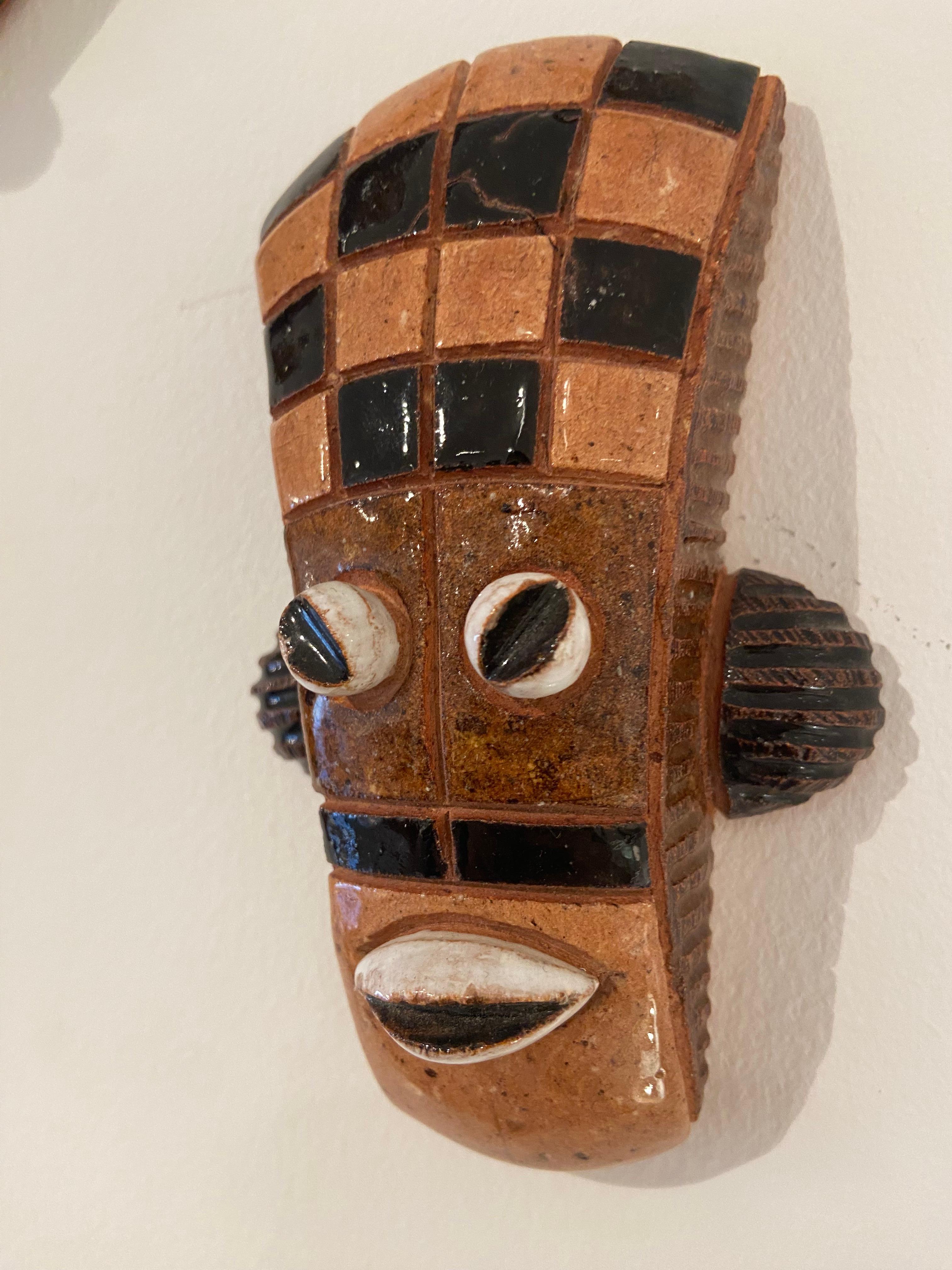 Zeitgenössischer Wandschmuck Afrikanische Keramikmasken von Lukia, 2002 im Angebot 3