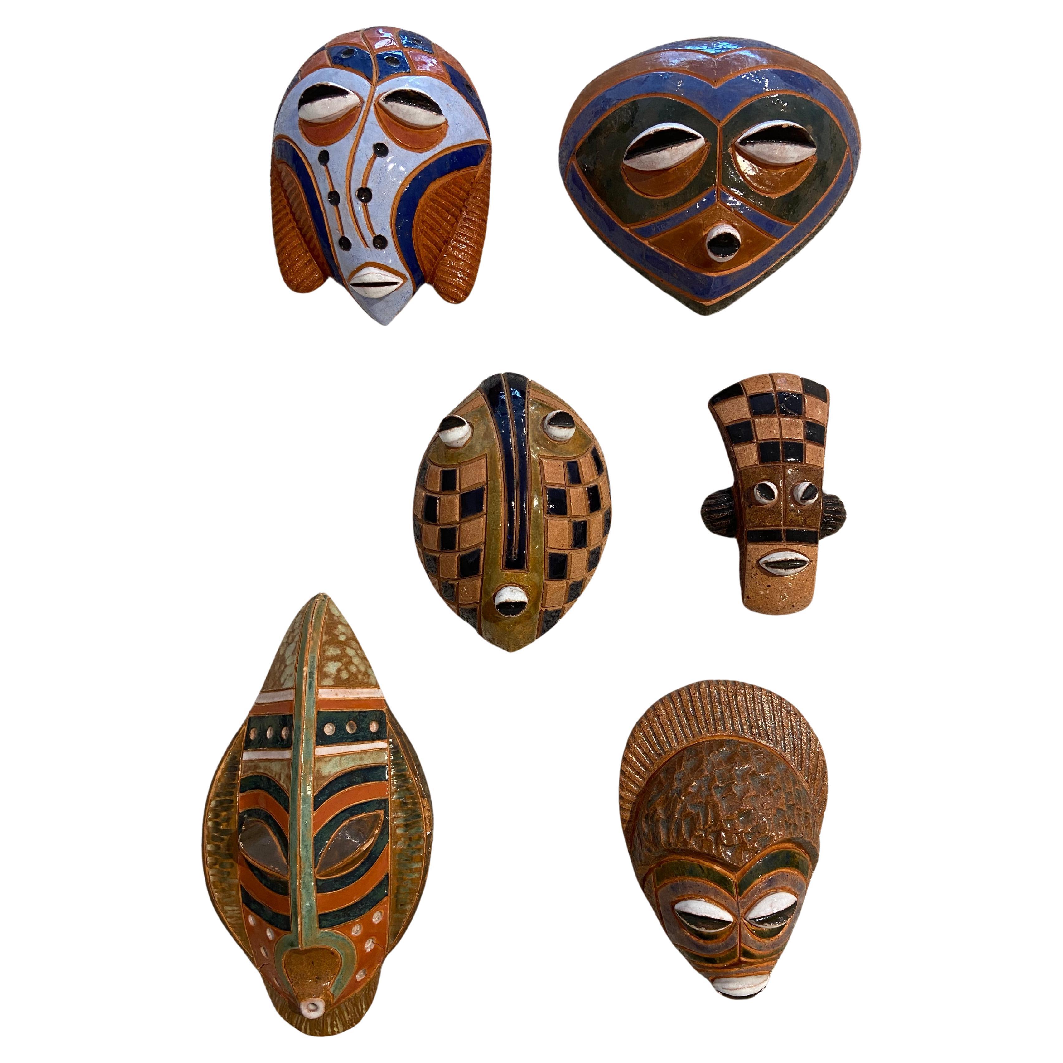 Décoration murale contemporaine Masques africains en céramique par Lukia, 2002