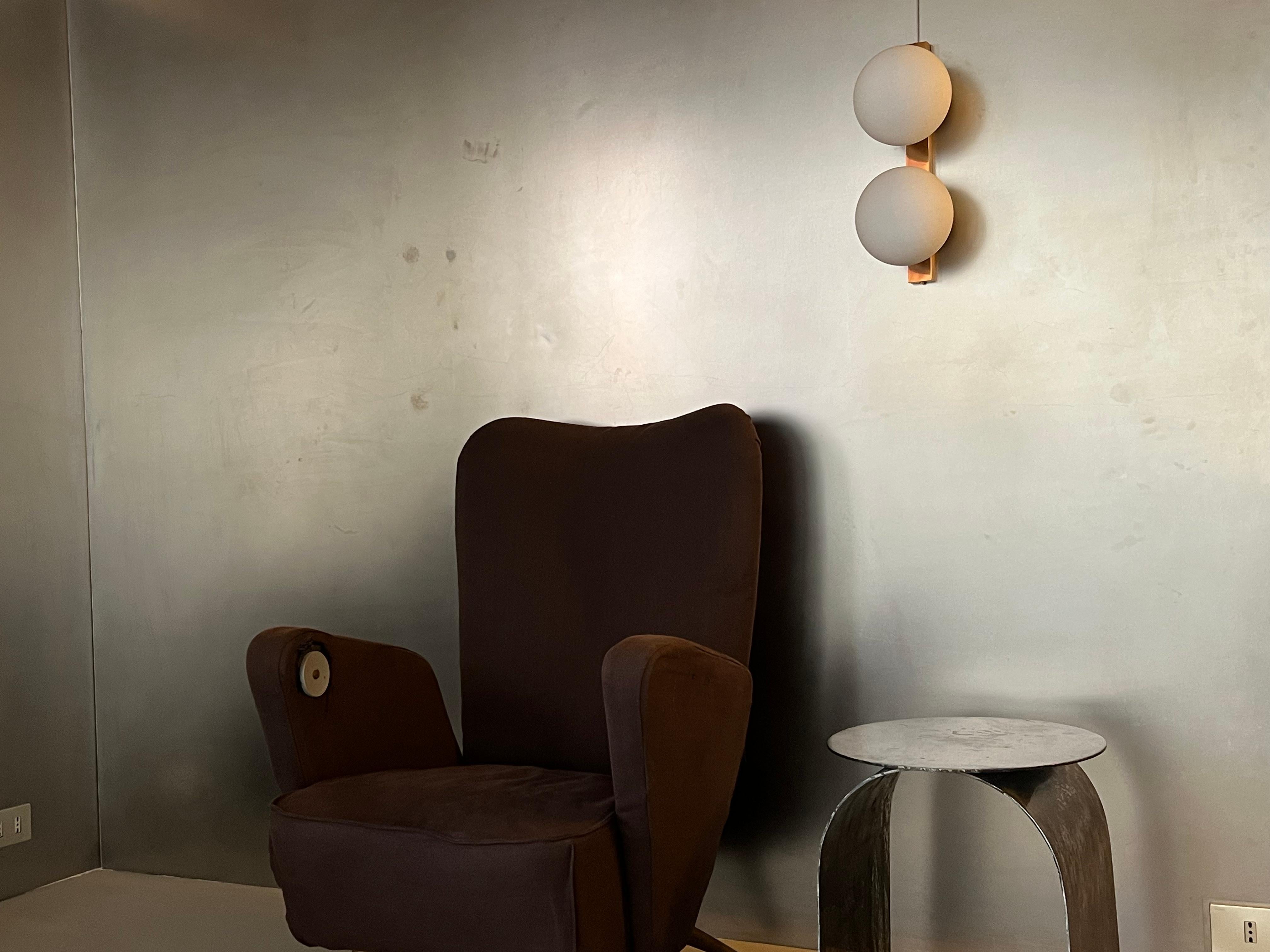 Mid Century modern Italian Applique in  Brass and Opaline Glass , Wall Sconce In New Condition For Sale In Milano, IT