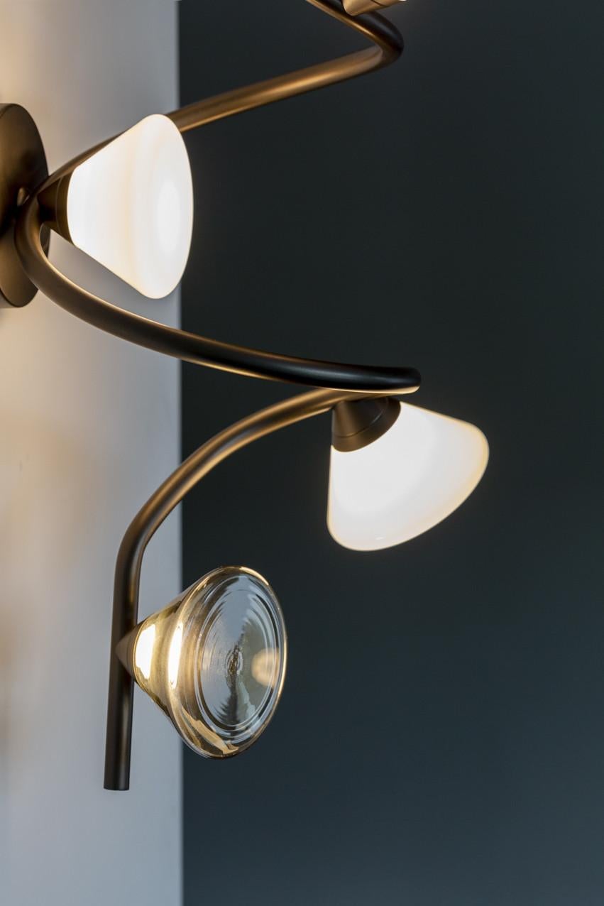 Applique LINFA 565.43 by Federico Peri x Tooy

Conforme au système électrique américain
Modèle présenté : Titane
Source d'éclairage : Led intégrées (3 x 2.7W 2700K 3500lm)
Dossier : 13cm

Inspirée et caractérisée par le monde naturel, la famille de