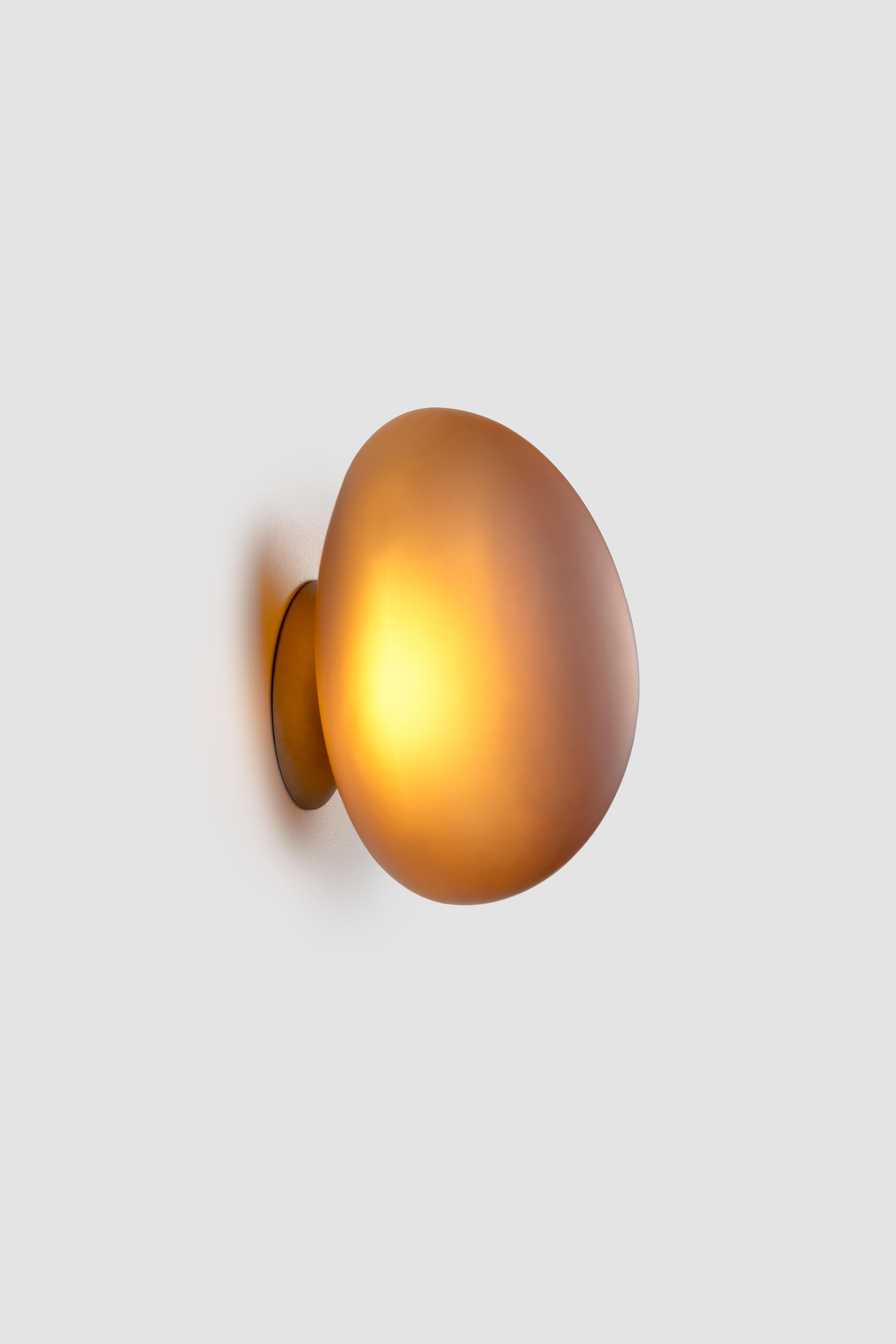 Lámpara de pared contemporánea 'Pebble' by Andlight, Forma A, Citrino en Nuevo estado para la venta en Paris, IDF