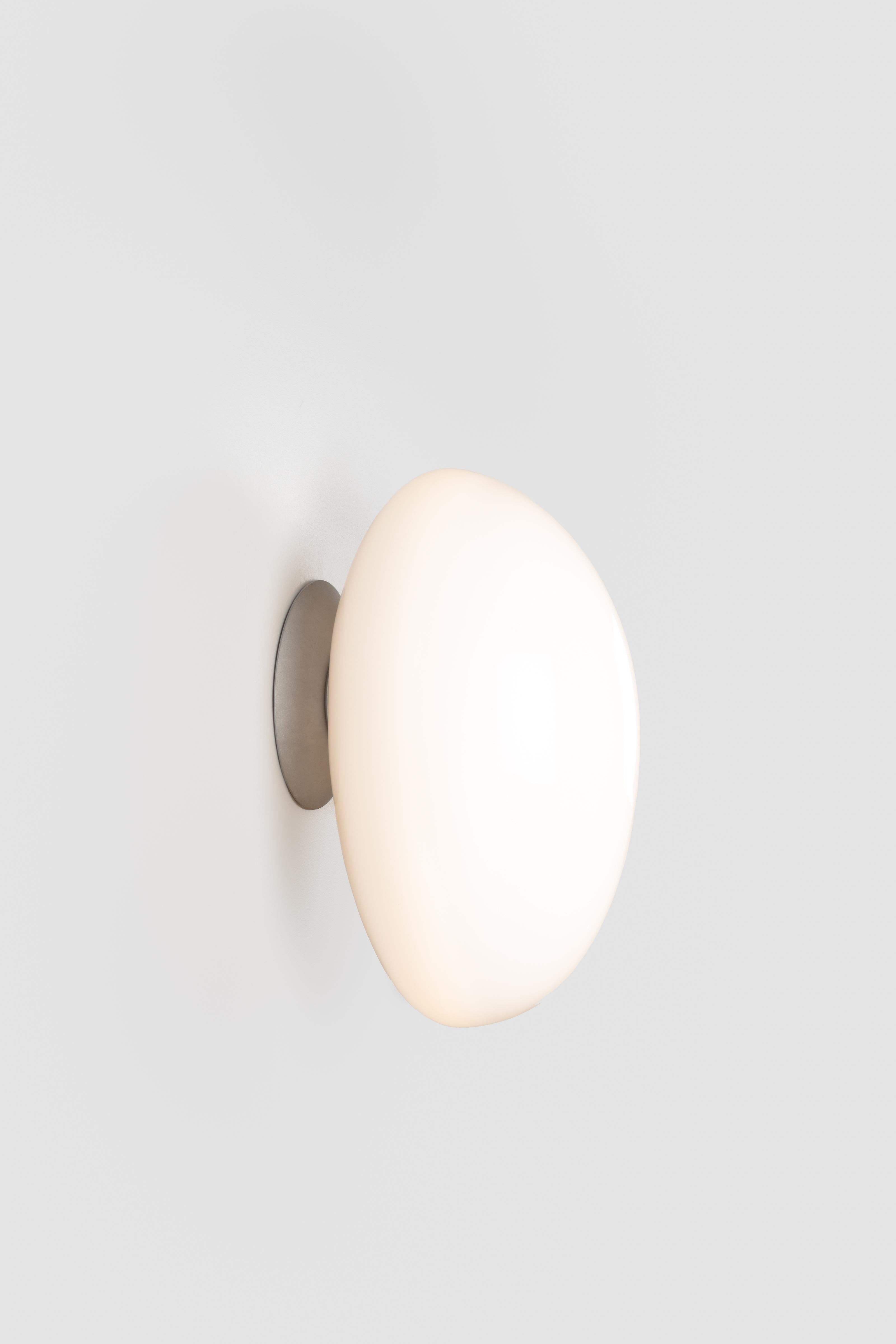 Organique Lampe murale contemporaine Pebble d'Andlight, forme A, blanc en vente