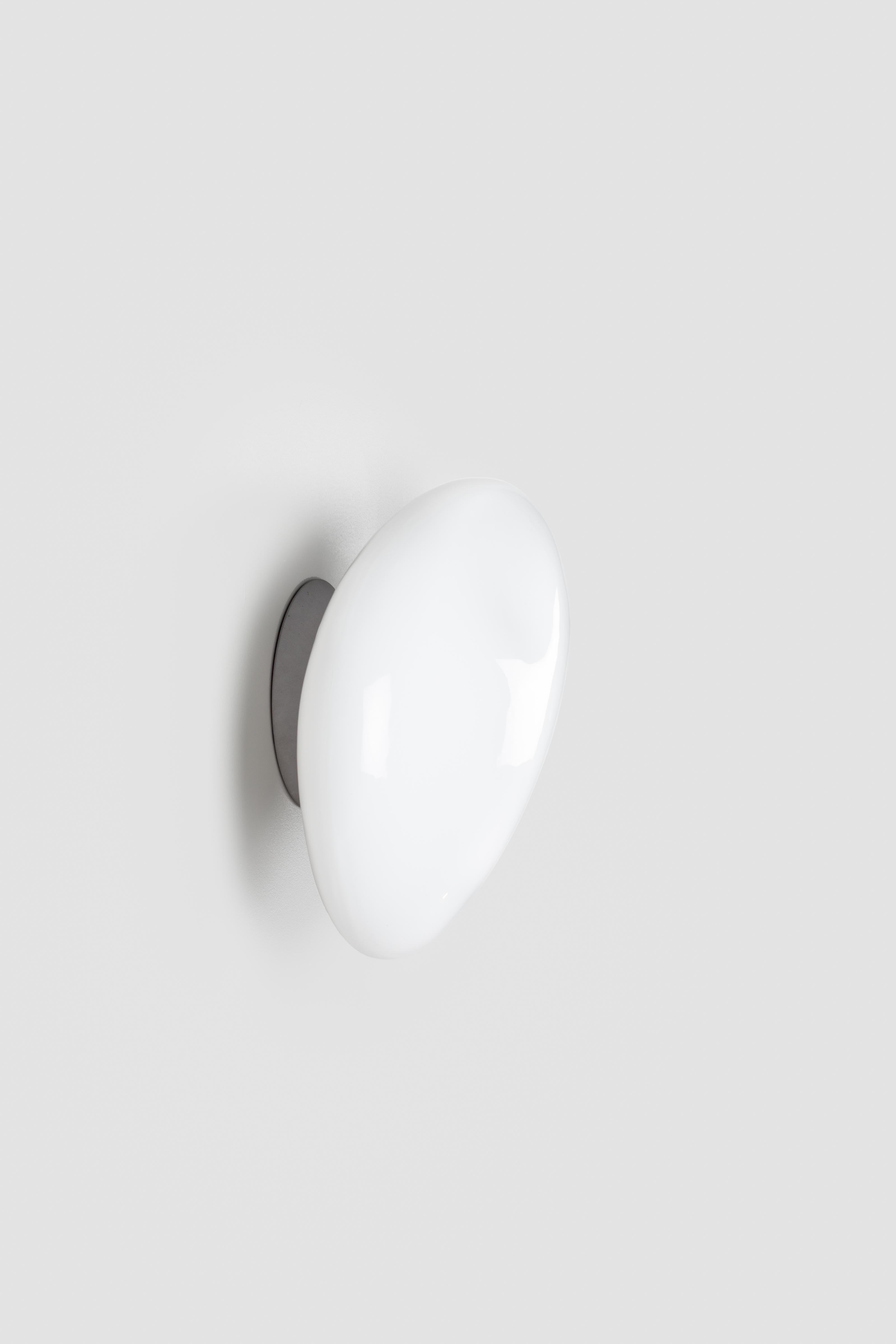 Zeitgenössische Wandleuchte „Pebble“ von ANDlight, Form B, Weiß (Glas) im Angebot