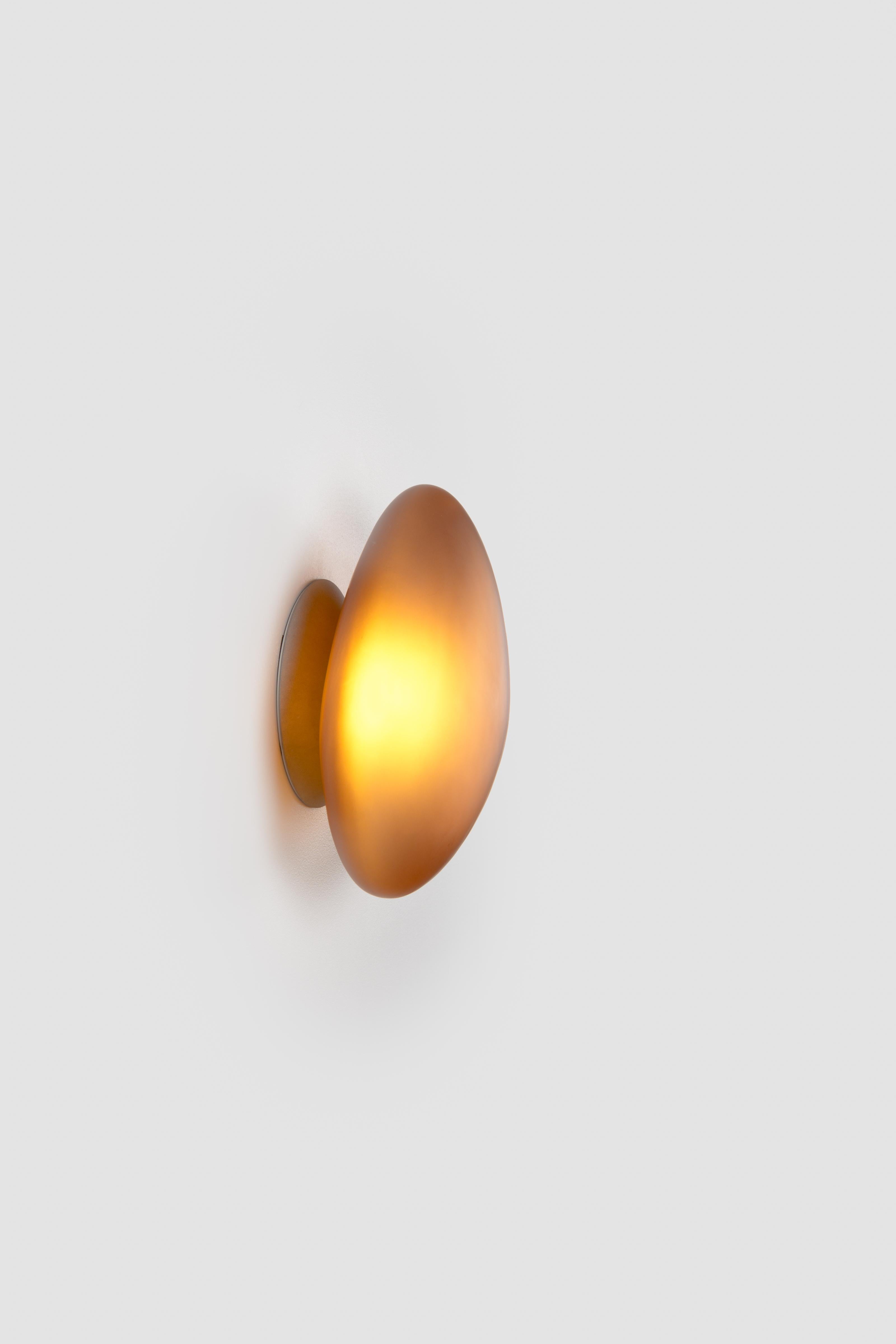 Aplique Contemporáneo 'Pebble' by Andlight, Forma C, Citrino Moderno orgánico en venta