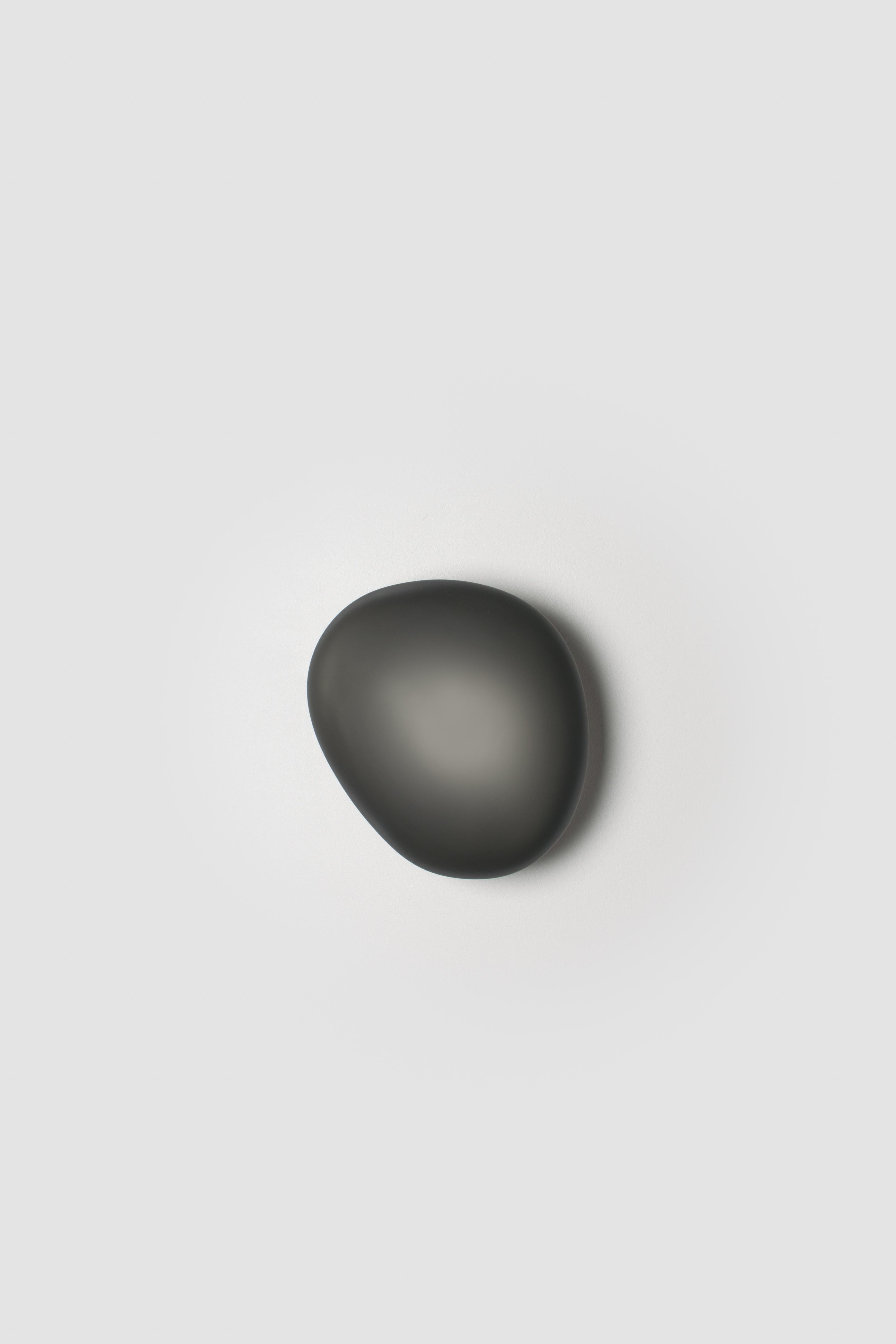Zeitgenössische Wandleuchte „Pebble“ von ANDlight, Form C, graues Schiefer im Angebot 2
