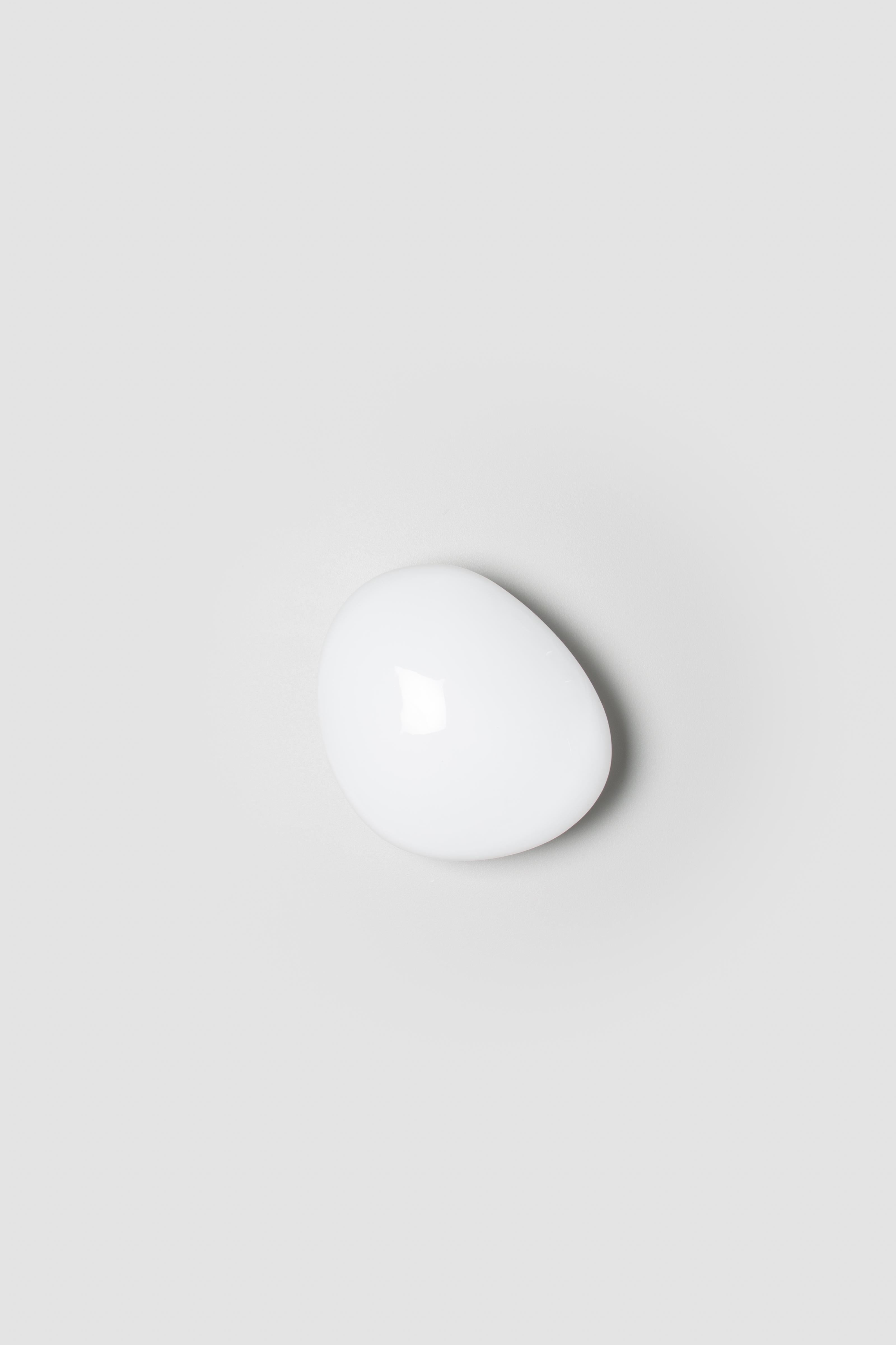 Lampe murale contemporaine Pebble d'Andlight, forme C, blanche Neuf - En vente à Paris, FR