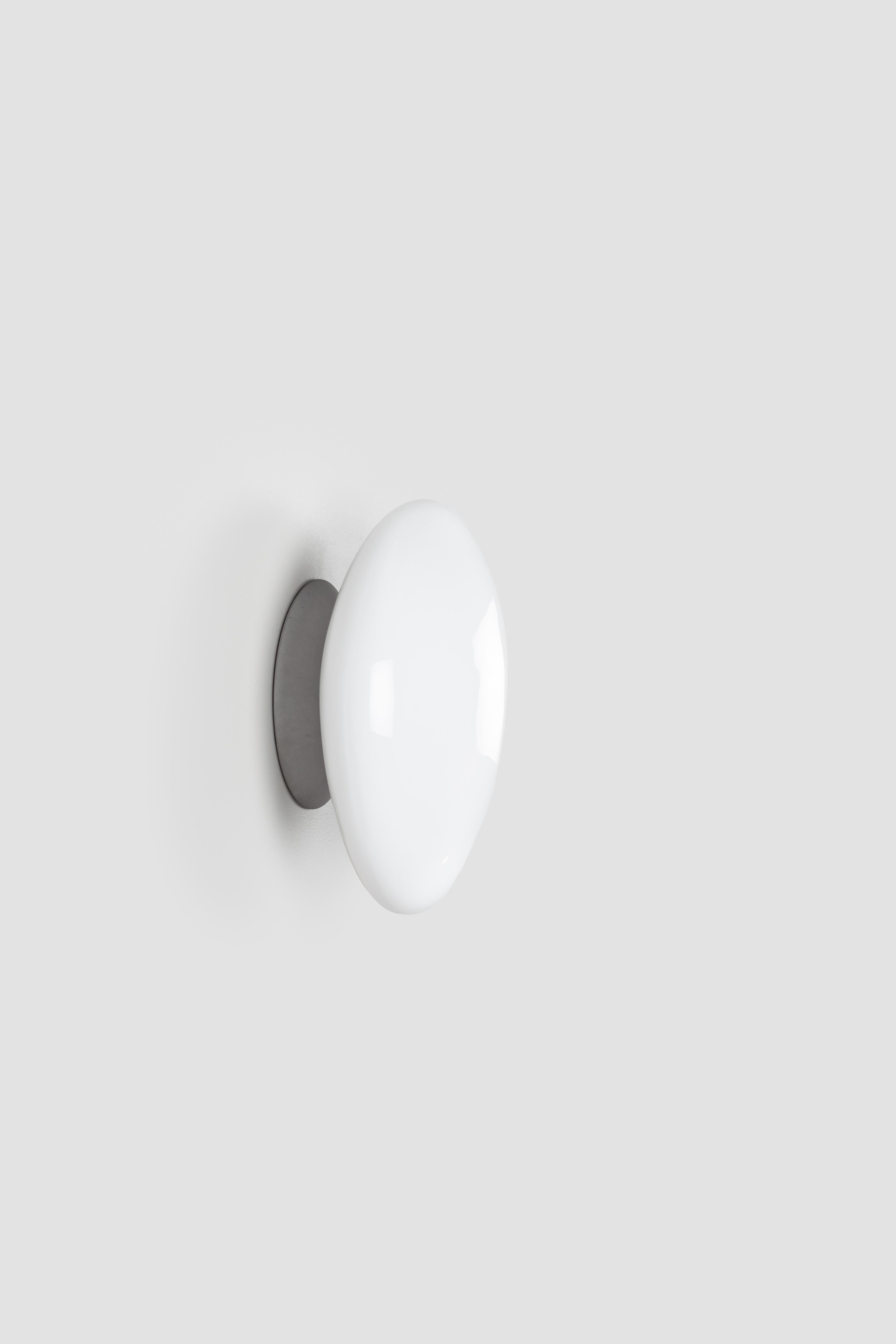 Aplique contemporáneo 'Pebble' by Andlight, Forma C, Blanco Siglo XXI y contemporáneo en venta