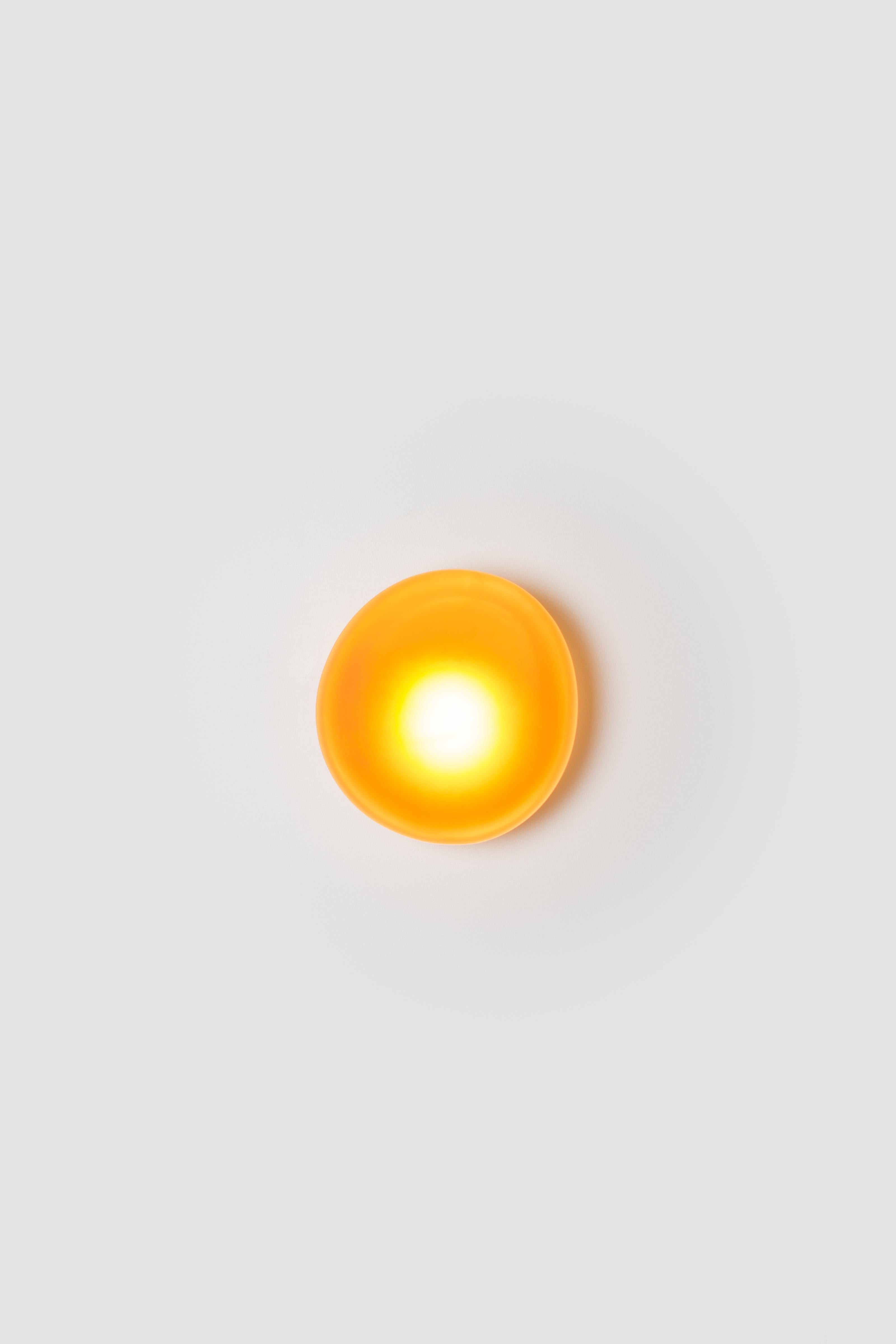 Lámpara de pared contemporánea 'Pebble' de ANDlight, Forma D, Citrino en venta 3