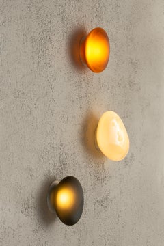 Zeitgenössische Wandleuchte „Pebble“ von ANDlight, Form D, Citrin