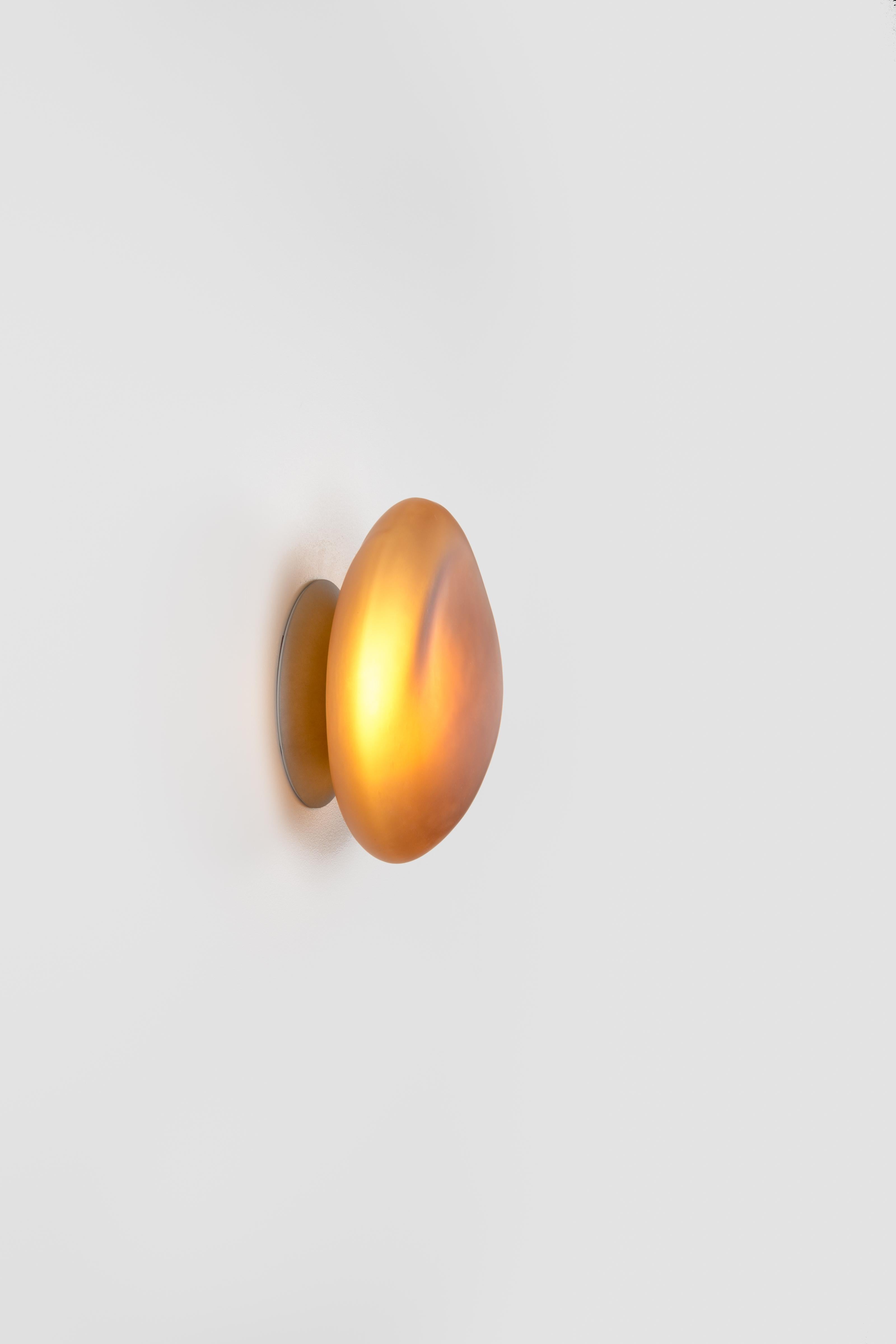 Lámpara de pared contemporánea 'Pebble' de ANDlight, Forma D, Citrino en venta 1
