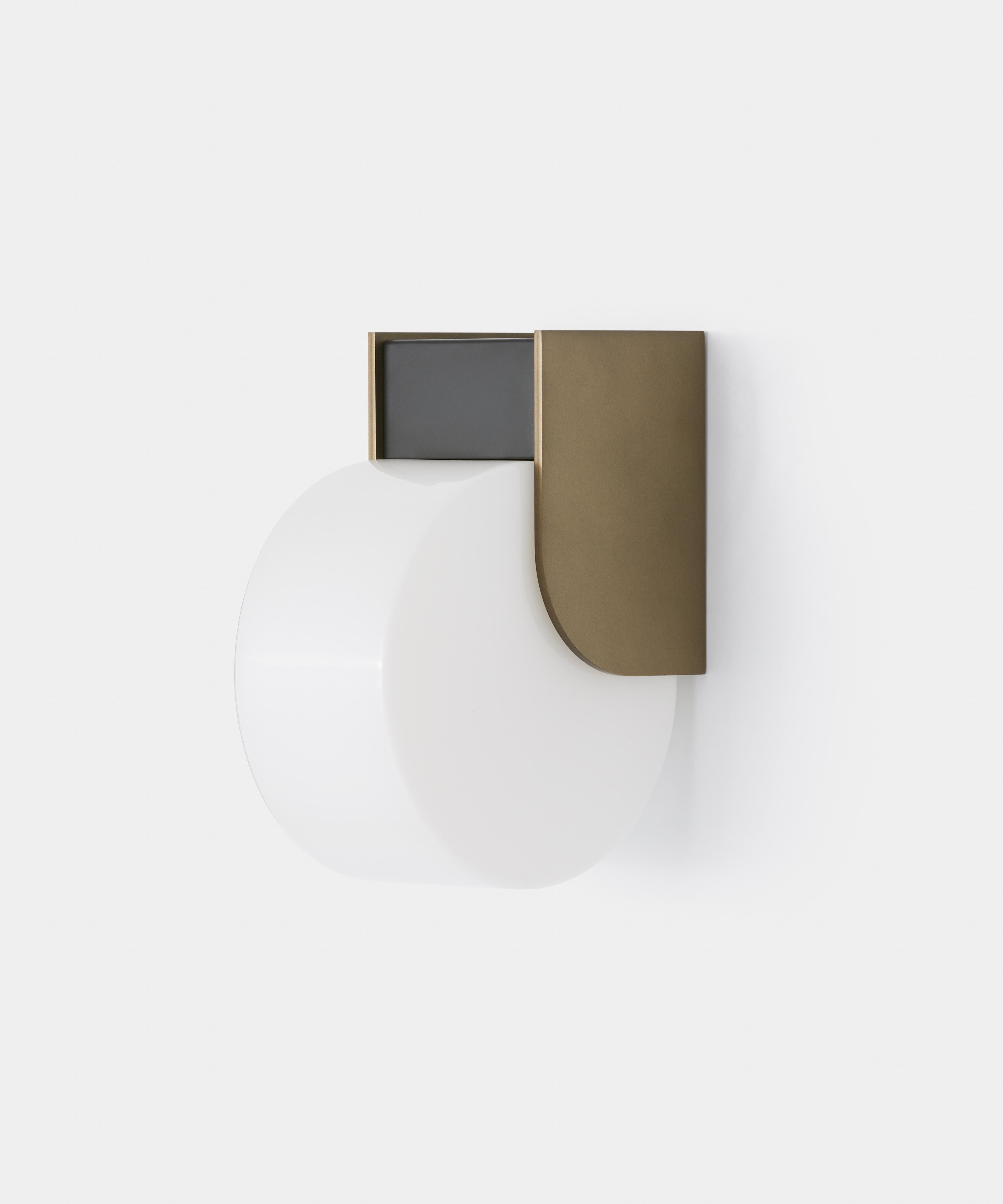 Lámpara de pared contemporánea 'STILLA 510.41 by Fabio Fantolino x TOOY

Compatible con el sistema eléctrico de EE.UU.
Modelo mostrado: Herrajes en bronce oscuro y cristal blanco
Vidrio: 1 × Ø 17 cm
Fuente de iluminación : Led integrados -  Cristal