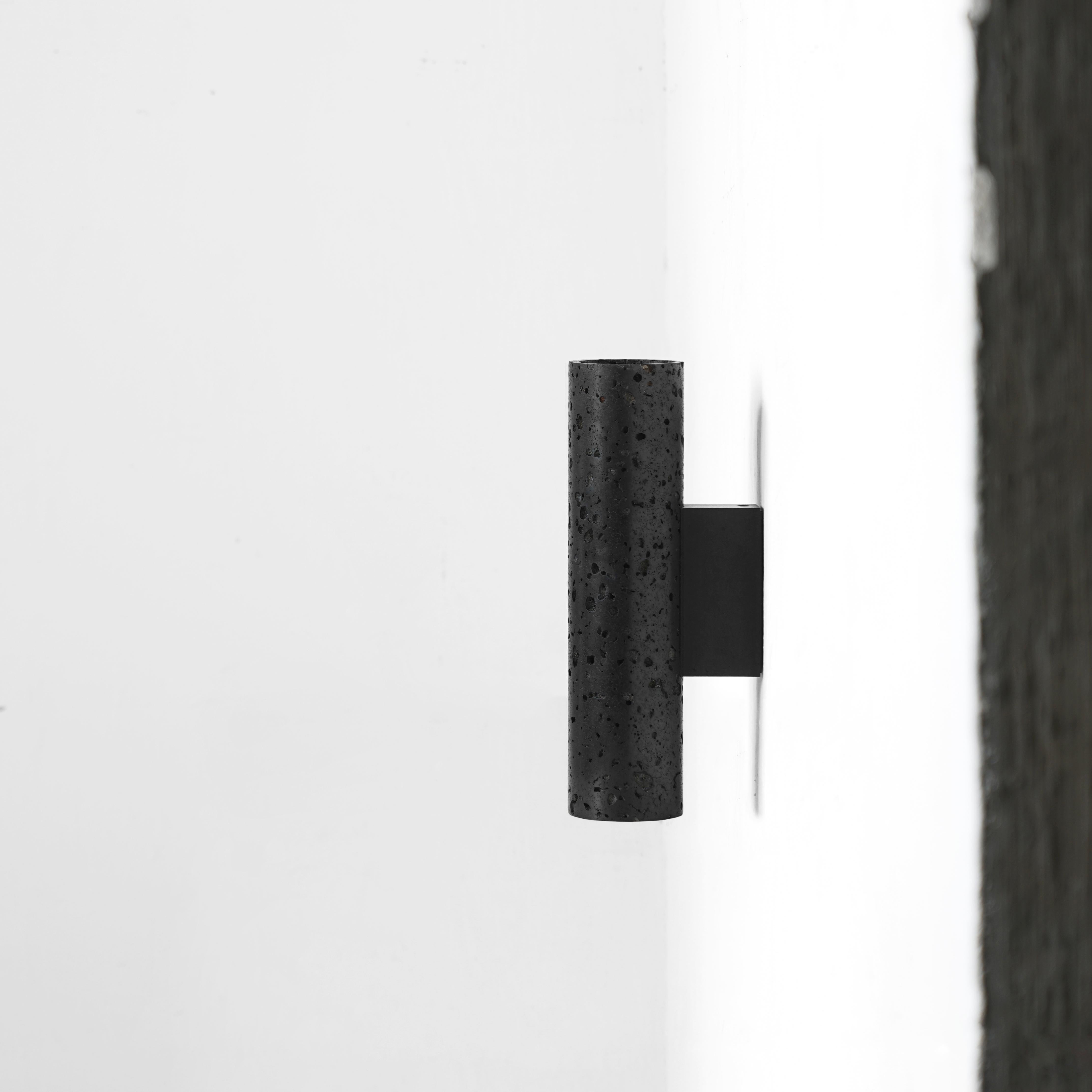 Zeitgenössische Wandleuchten „W01“ aus schwarzem Lavastein im Zustand „Neu“ im Angebot in Paris, FR