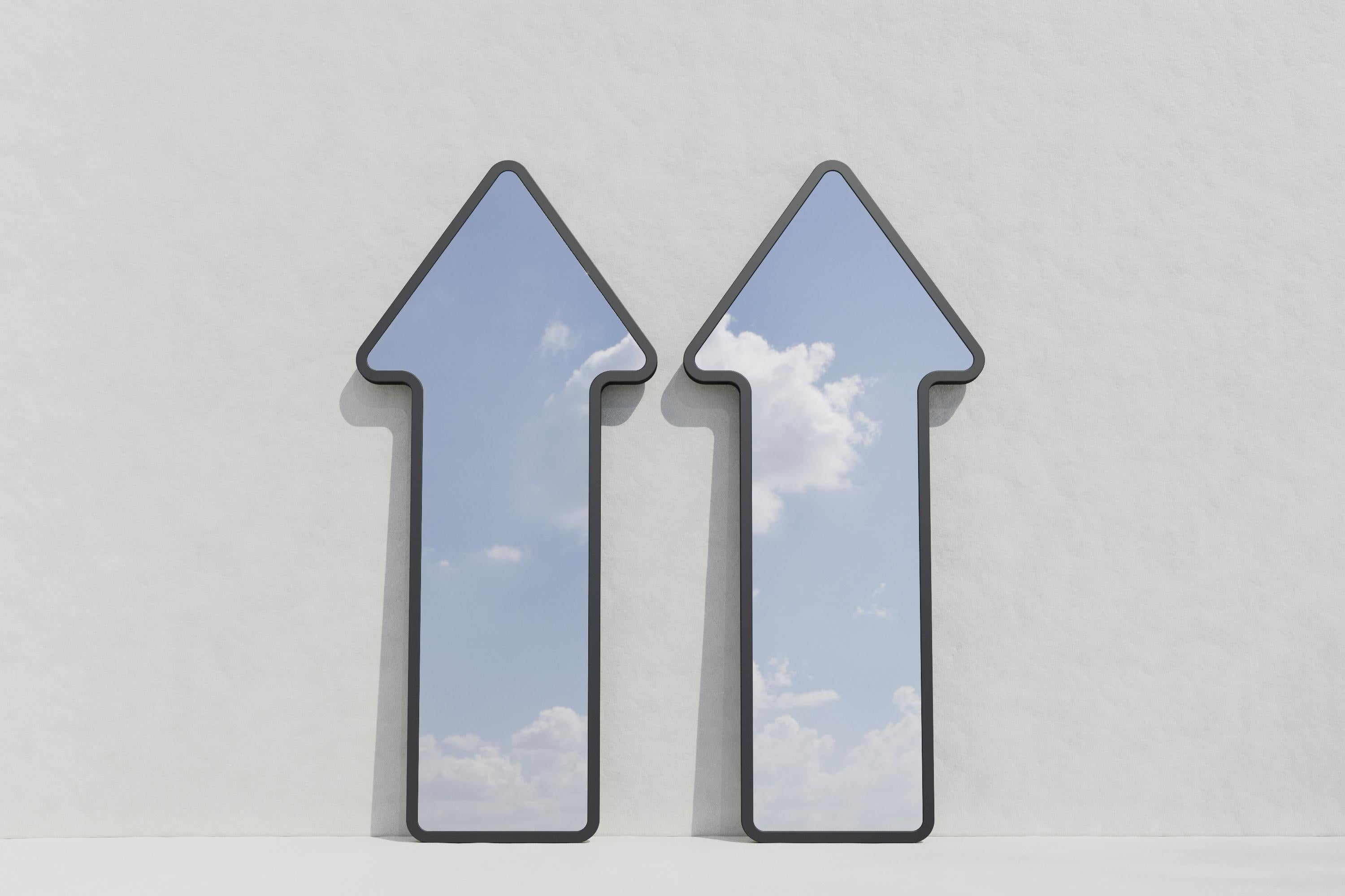 Ukrainien Miroir mural contemporain 'Arrow 07' par Oitoproducts, cadre bleu en vente