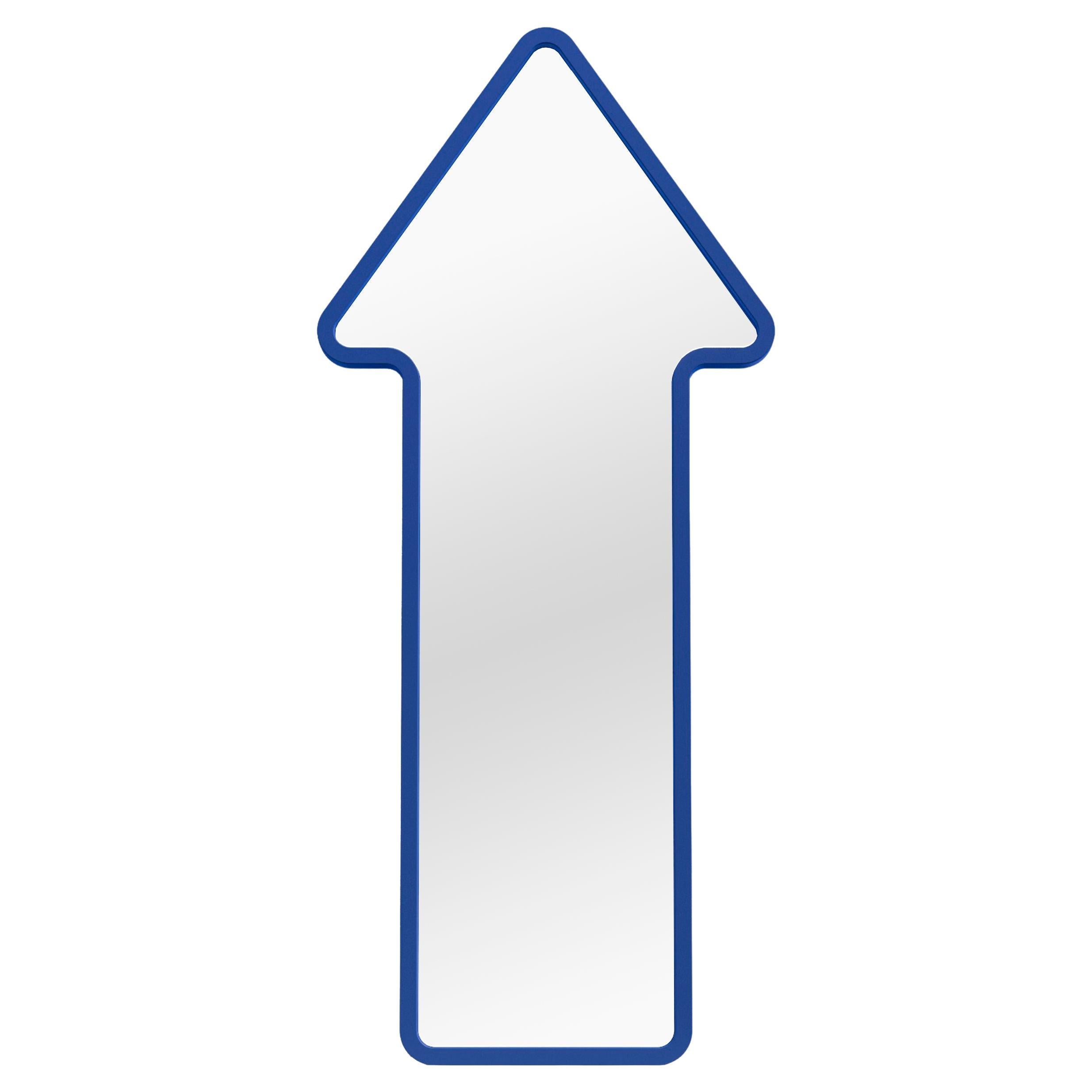 Miroir mural contemporain 'Arrow 07' par Oitoproducts, cadre bleu en vente