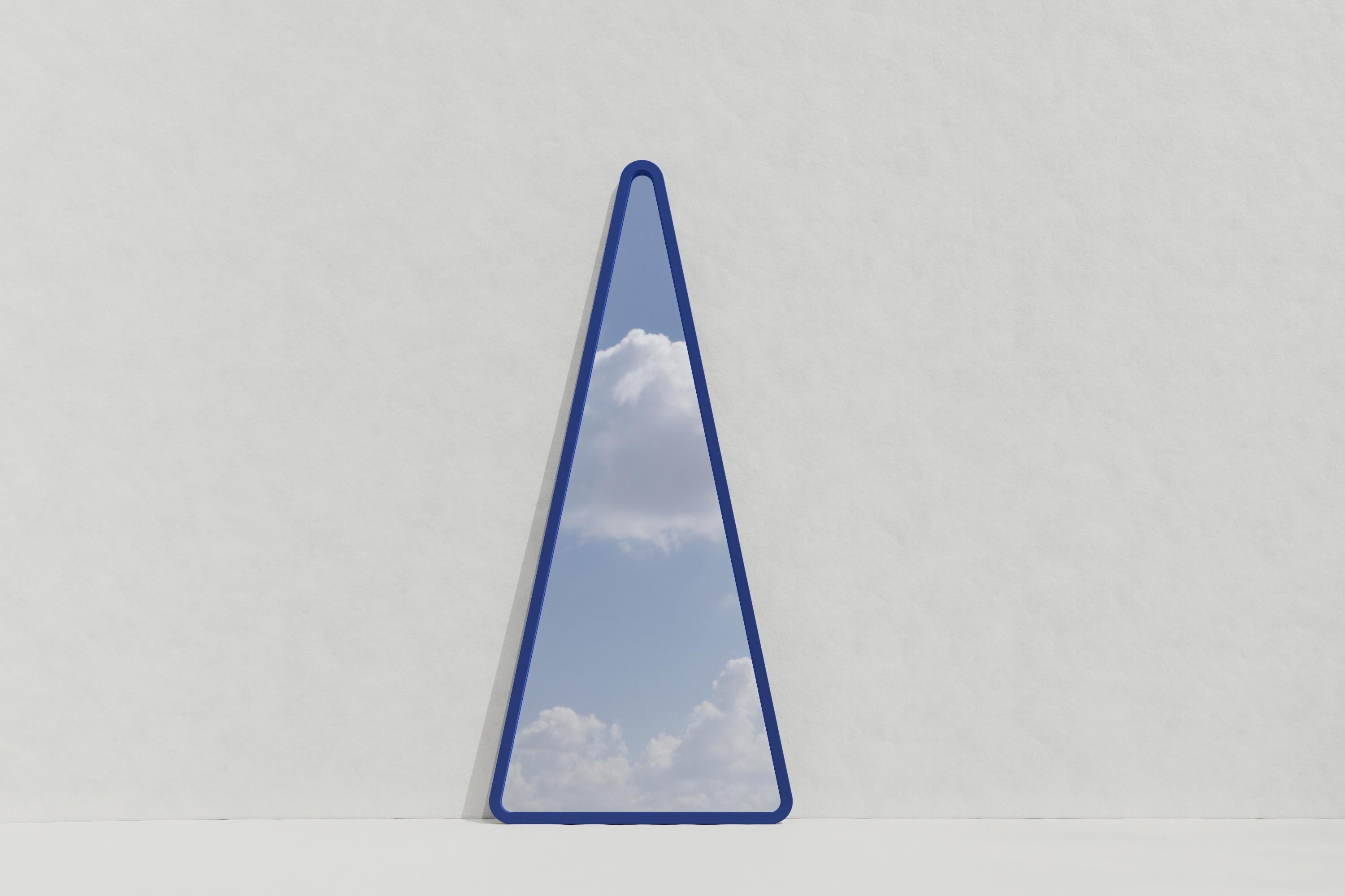 Miroir mural contemporain 'Arrow 3' par Oitoproducts, cadre bleu Neuf - En vente à Paris, IDF