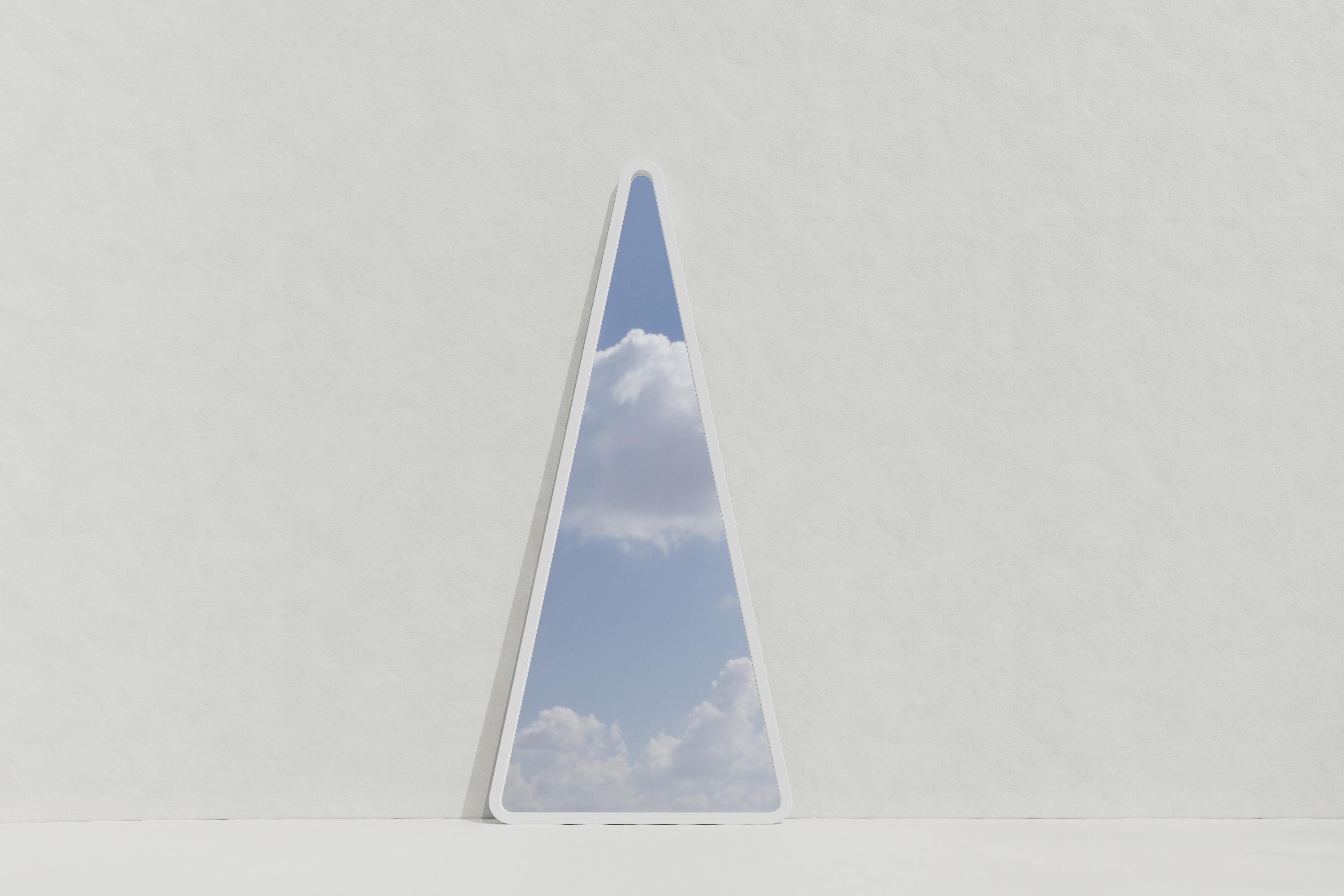 XXIe siècle et contemporain Miroir mural contemporain 'Arrow 3' par Oitoproducts, cadre bleu en vente