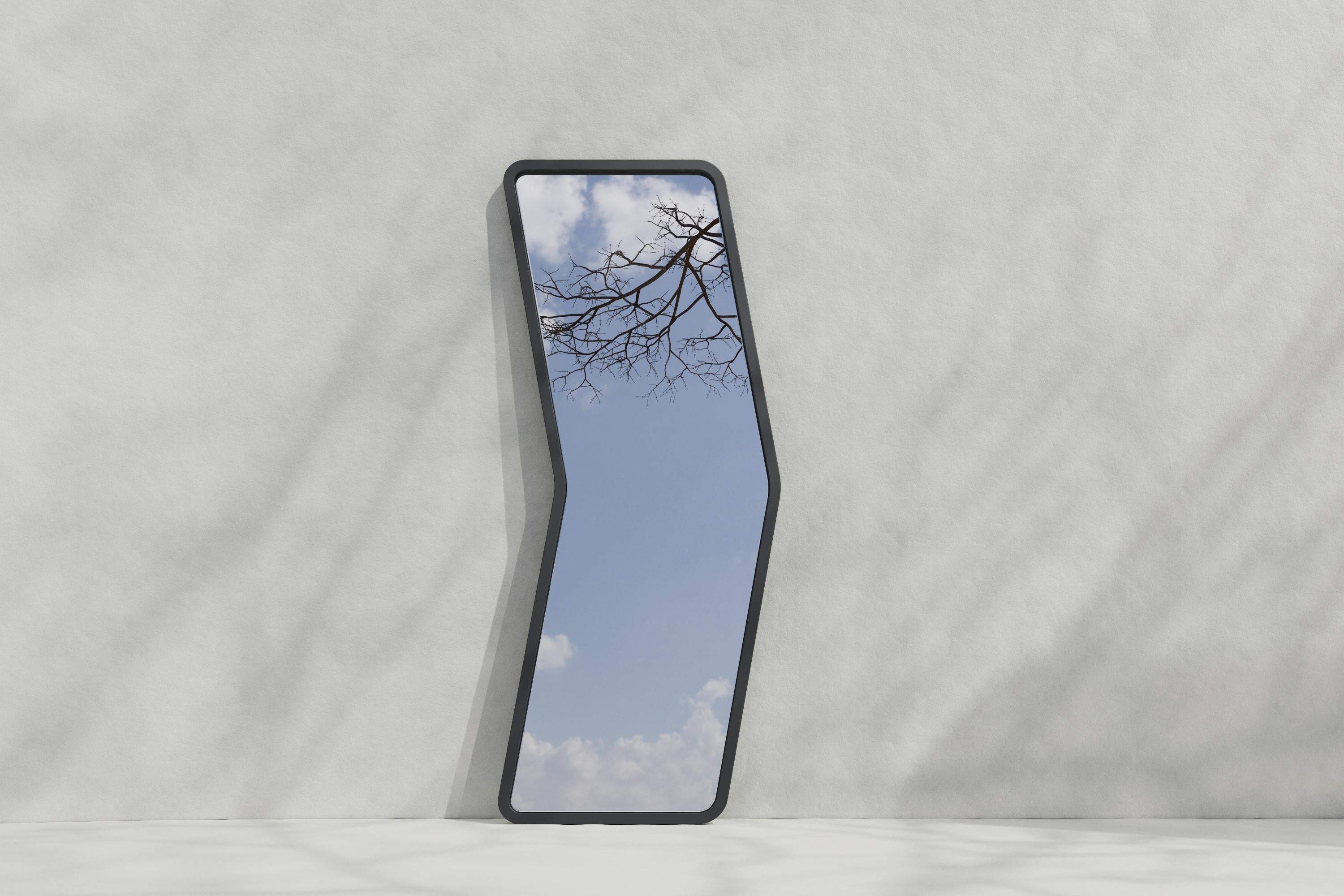 Organique Miroir mural contemporain 'Arrow 6' par Oitoproducts, cadre gris en vente