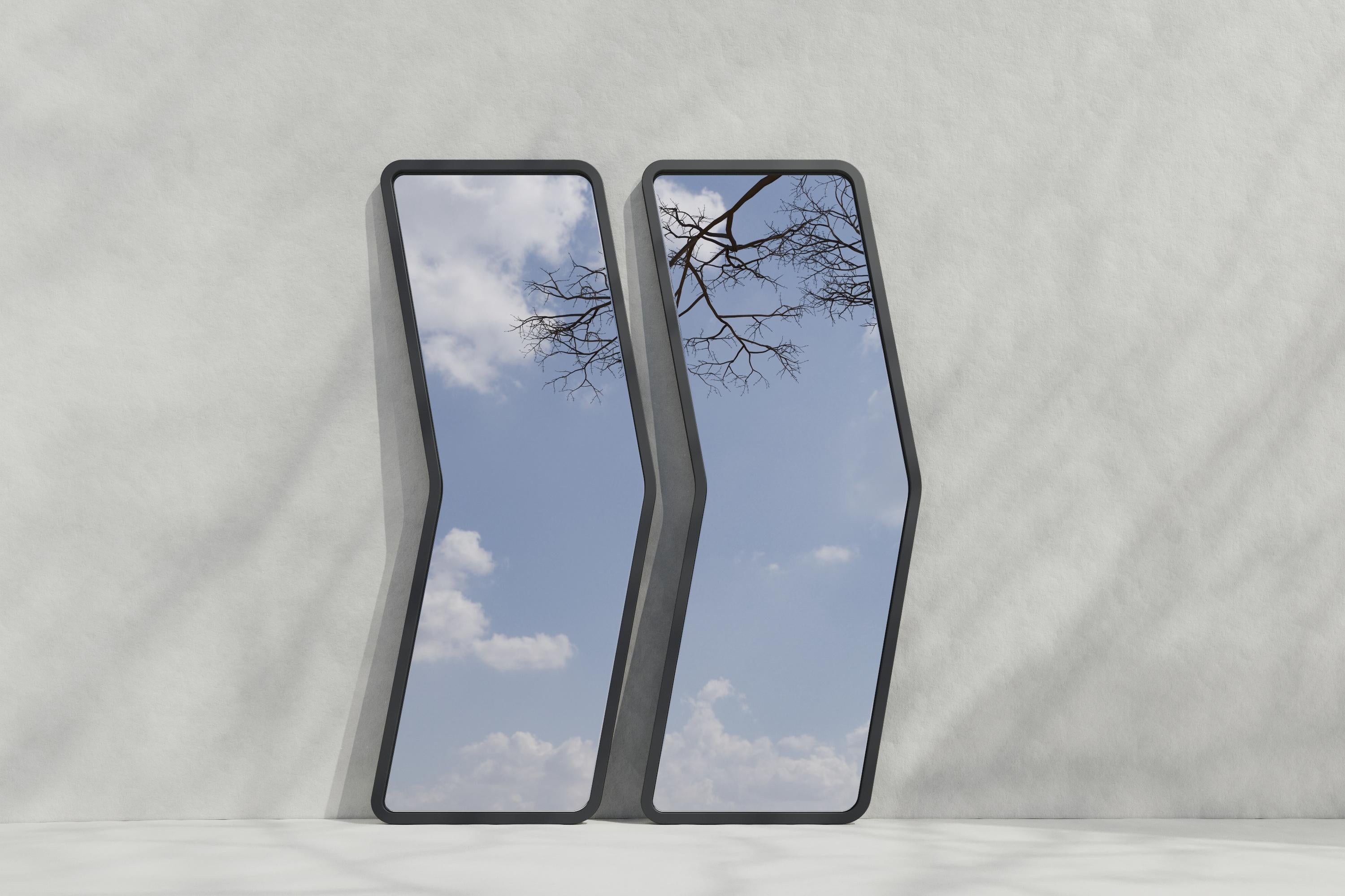 Ukrainien Miroir mural contemporain 'Arrow 6' par Oitoproducts, cadre gris en vente