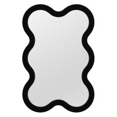 Miroir mural contemporain 'Hvyli 6' par Oitoproducts, cadre noir