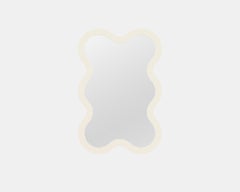 Espejo de pared contemporáneo 'Hvyli 6' by Oitoproducts, Marco blanco