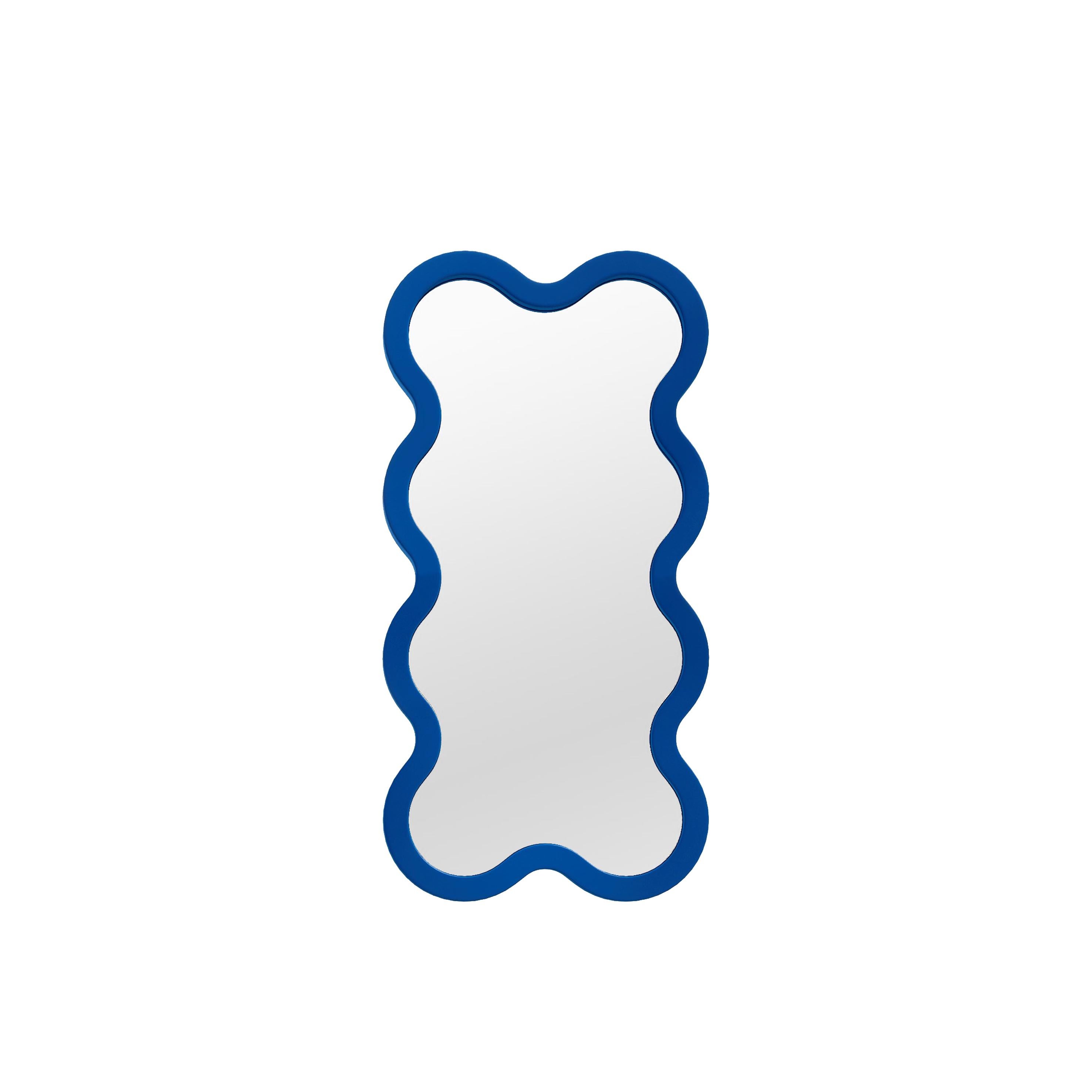 Miroir contemporain 'Hvyli 8' (2x4) par Oitoproducts, cadre bleu

MATERIAL : Peinture écologique à l'eau MDF, miroir en verre argenté, pieds en caoutchouc spécial.

À propos de
Les formes fondues et délicates sont devenues une nouvelle tendance