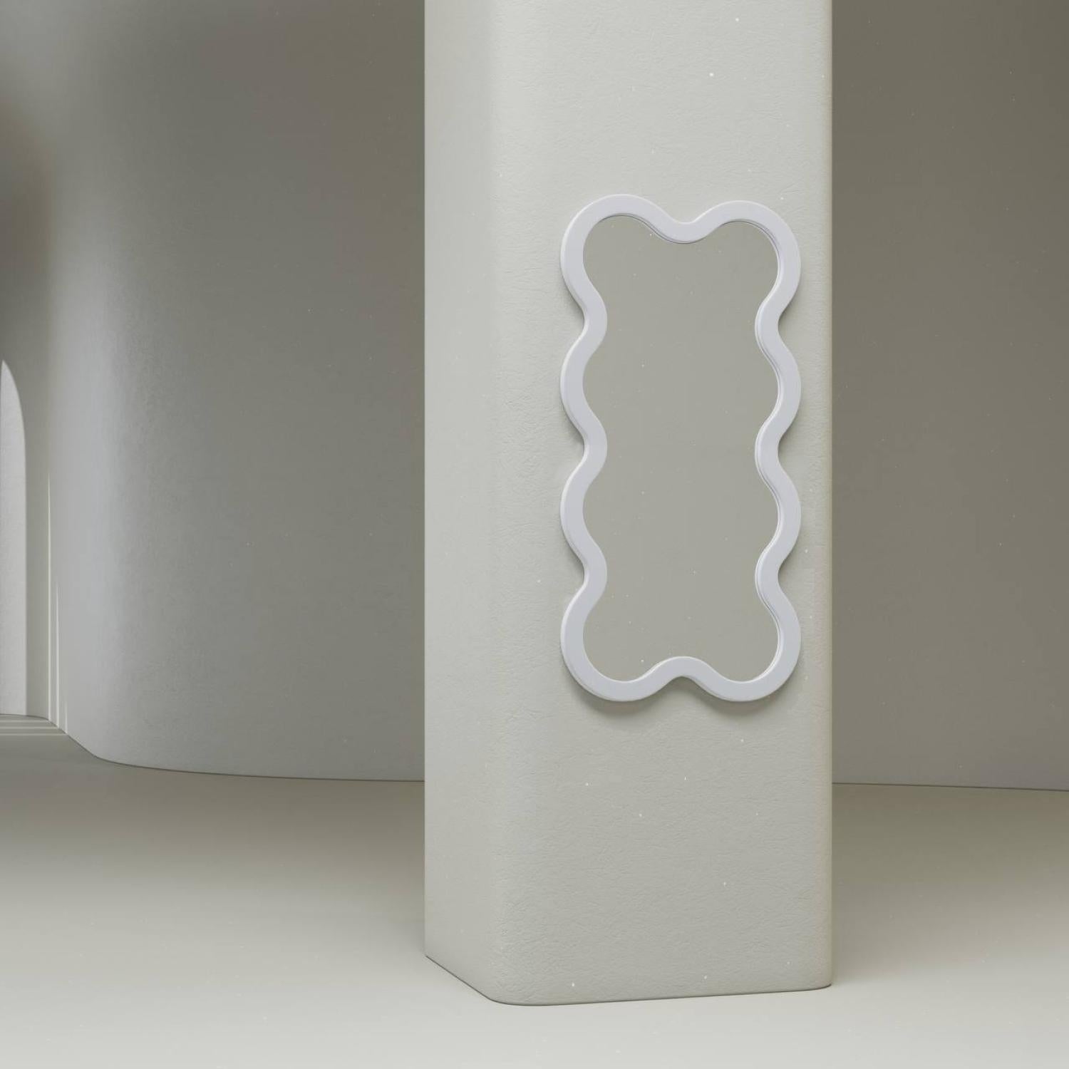 Miroir contemporain 'Hvyli 8' (2x4) par Oitoproducts, cadre bleu

MATERIAL : Peinture écologique à l'eau MDF, miroir en verre argenté, pieds en caoutchouc spécial.

À propos de
Les formes fondues et délicates sont devenues une nouvelle tendance