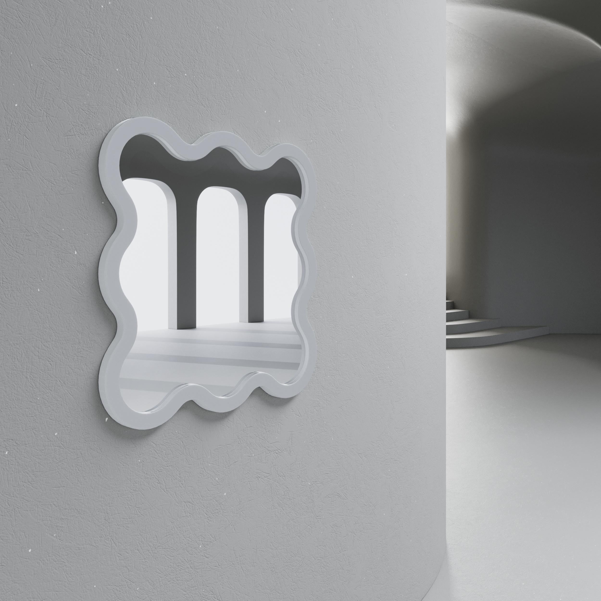 Miroir mural contemporain 'Hvyli 8' par Oitoproducts, cadre noir en vente 9