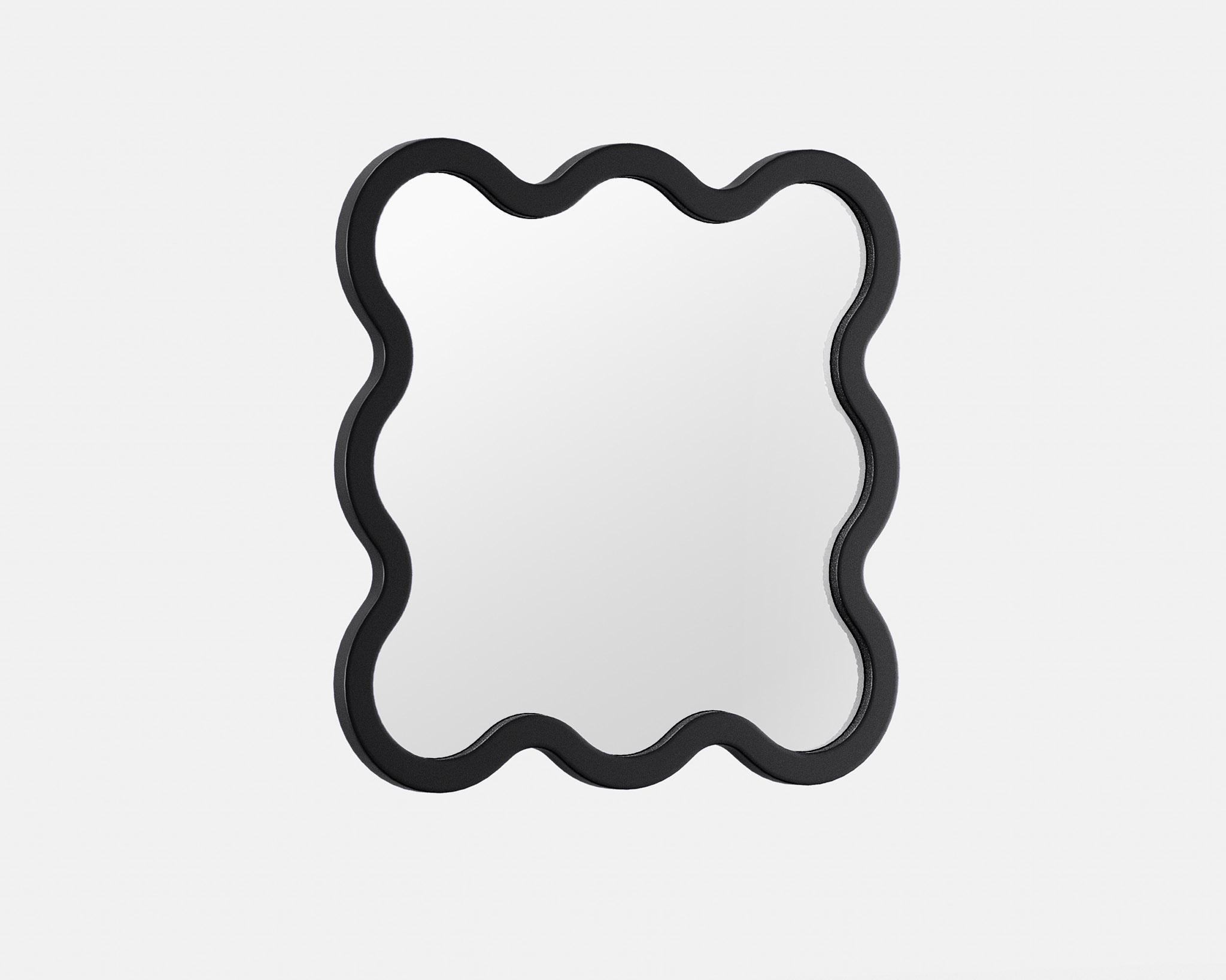 Organique Miroir mural contemporain 'Hvyli 8' par Oitoproducts, cadre noir en vente