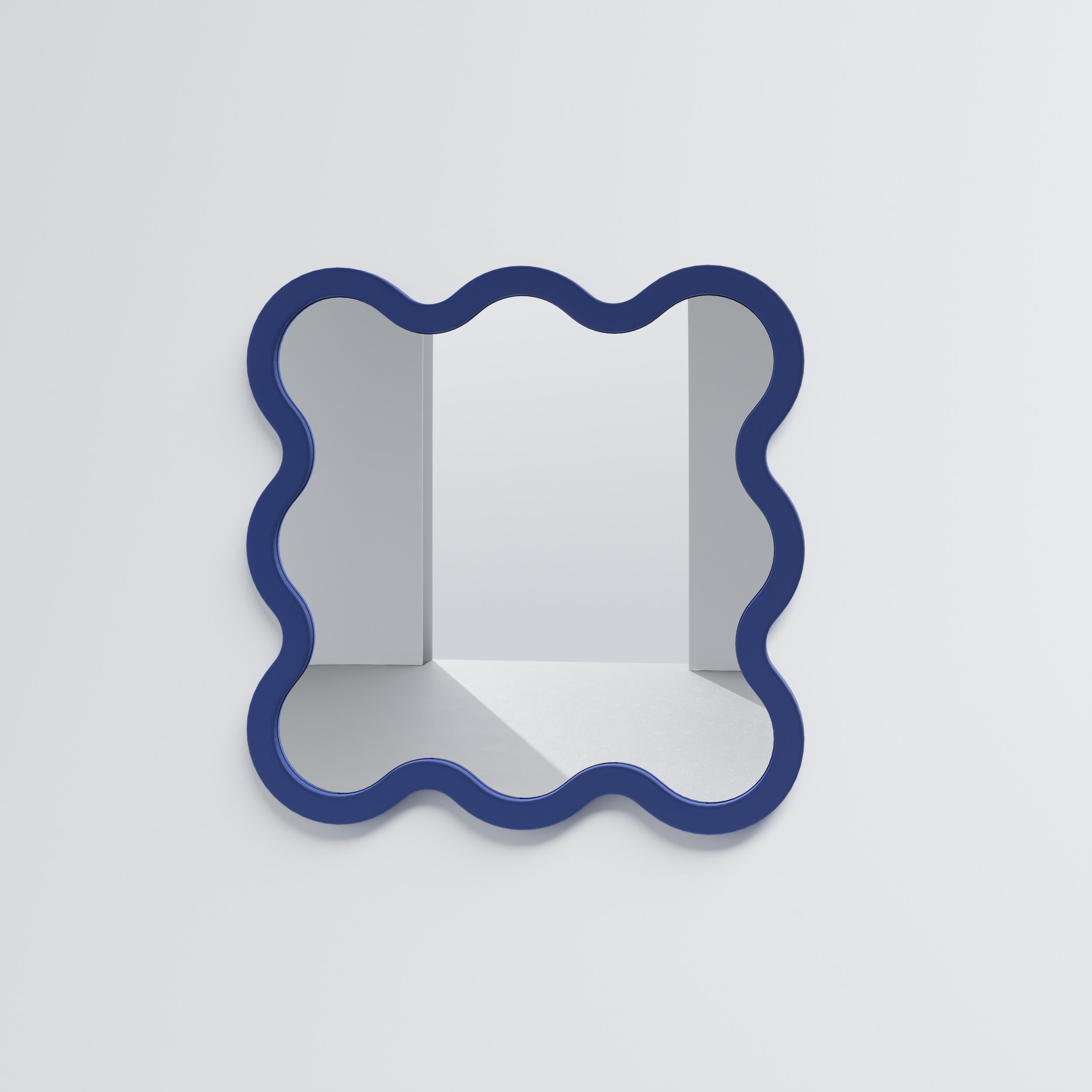 Miroir mural contemporain 'Hvyli 8' par Oitoproducts, cadre blanc en vente 5