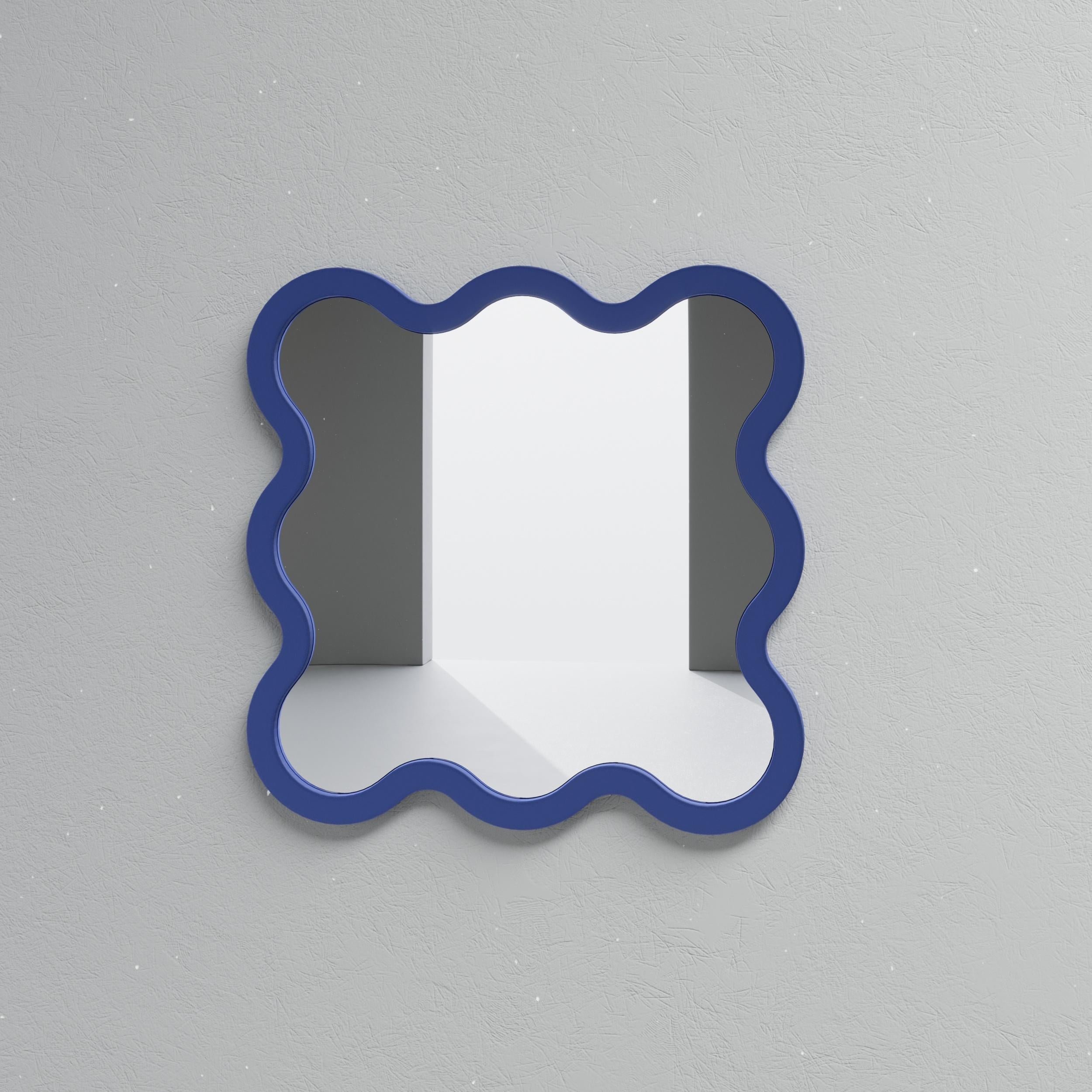 Miroir mural contemporain 'Hvyli 8' par Oitoproducts, cadre blanc en vente 7