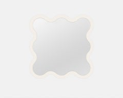 Specchio da parete contemporaneo 'Hvyli 8' di Oitoproducts, cornice bianca